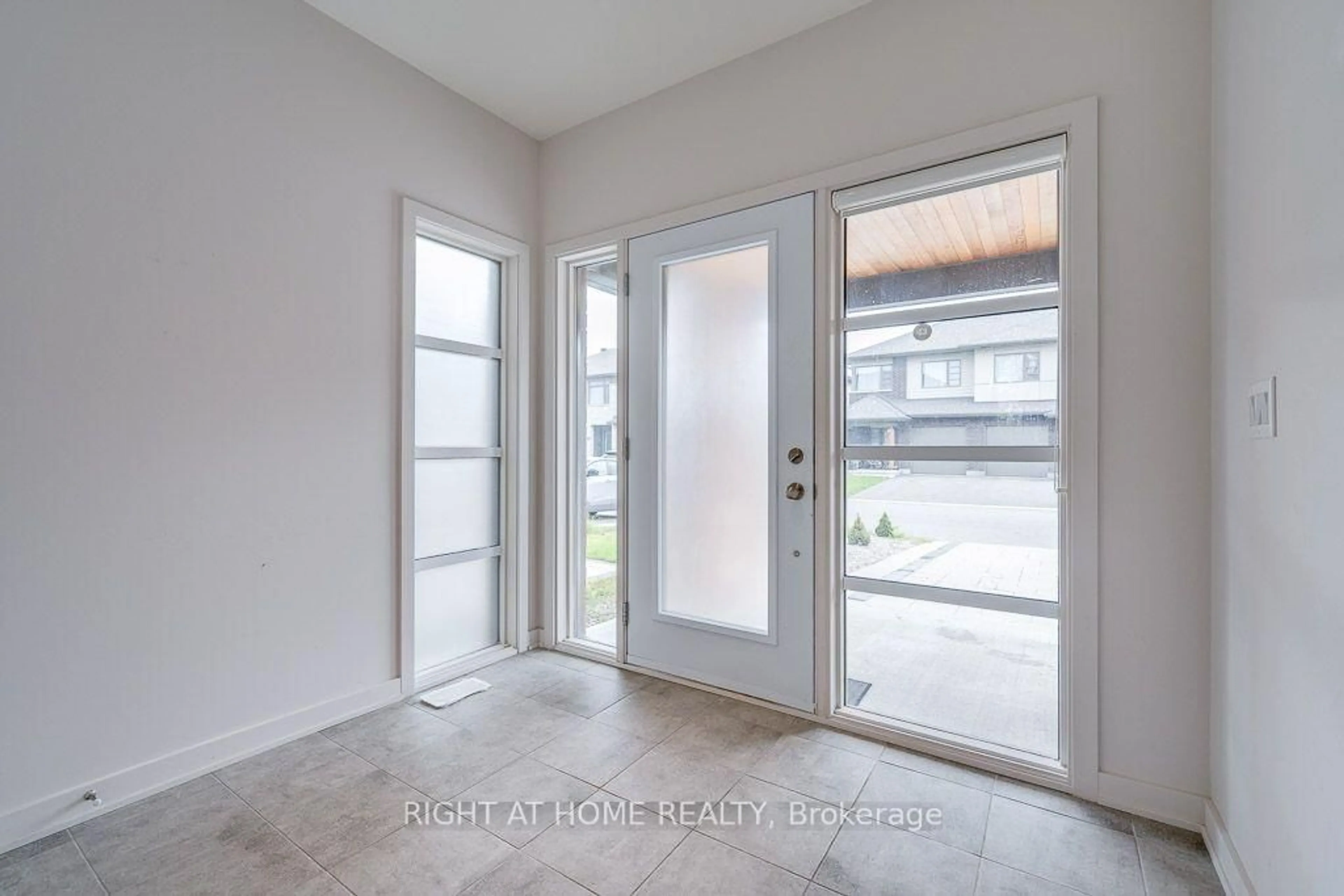 Indoor entryway for 1030 EIDER St, Ottawa Ontario K4M 0P4