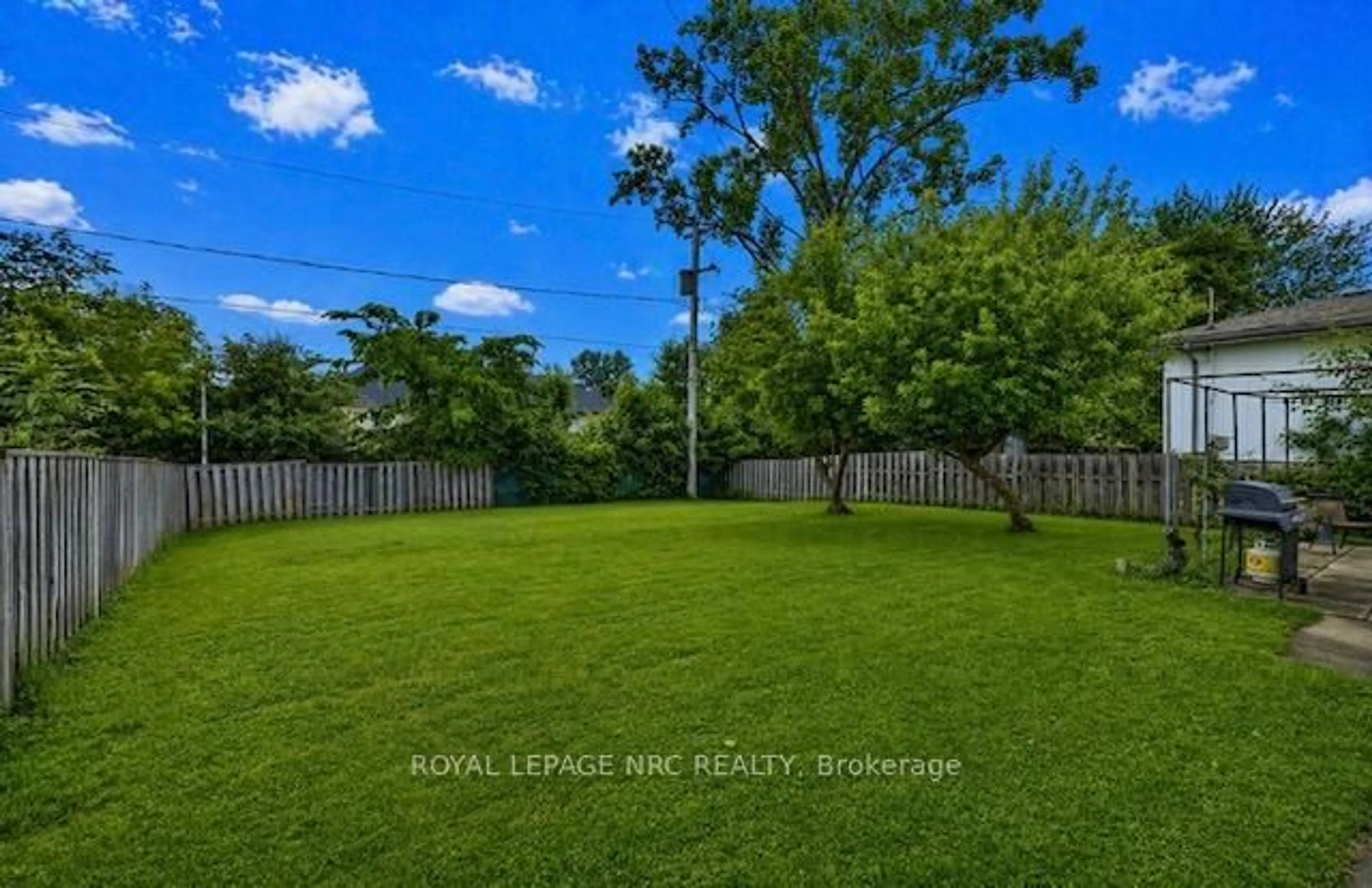 A pic from outside/outdoor area/front of a property/back of a property/a pic from drone, water/lake/river/ocean view for 23 NORTHGATE Dr, Welland Ontario L3C 5Y2