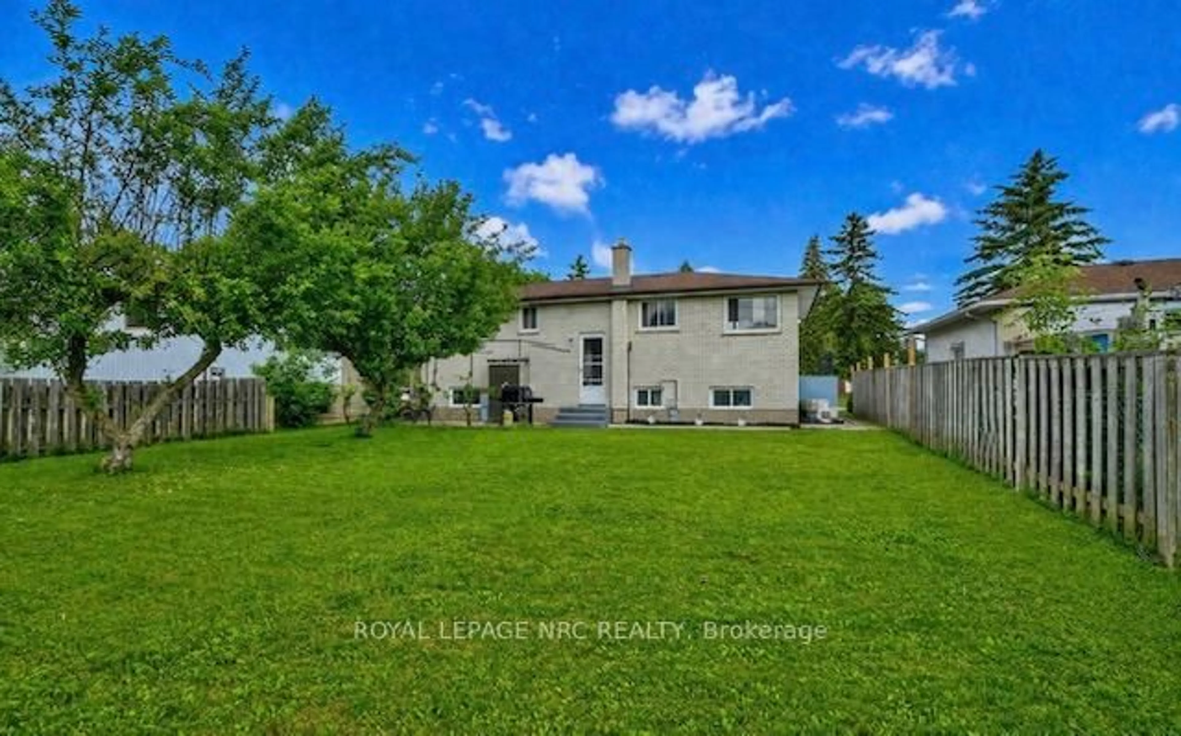 A pic from outside/outdoor area/front of a property/back of a property/a pic from drone, street for 23 NORTHGATE Dr, Welland Ontario L3C 5Y2