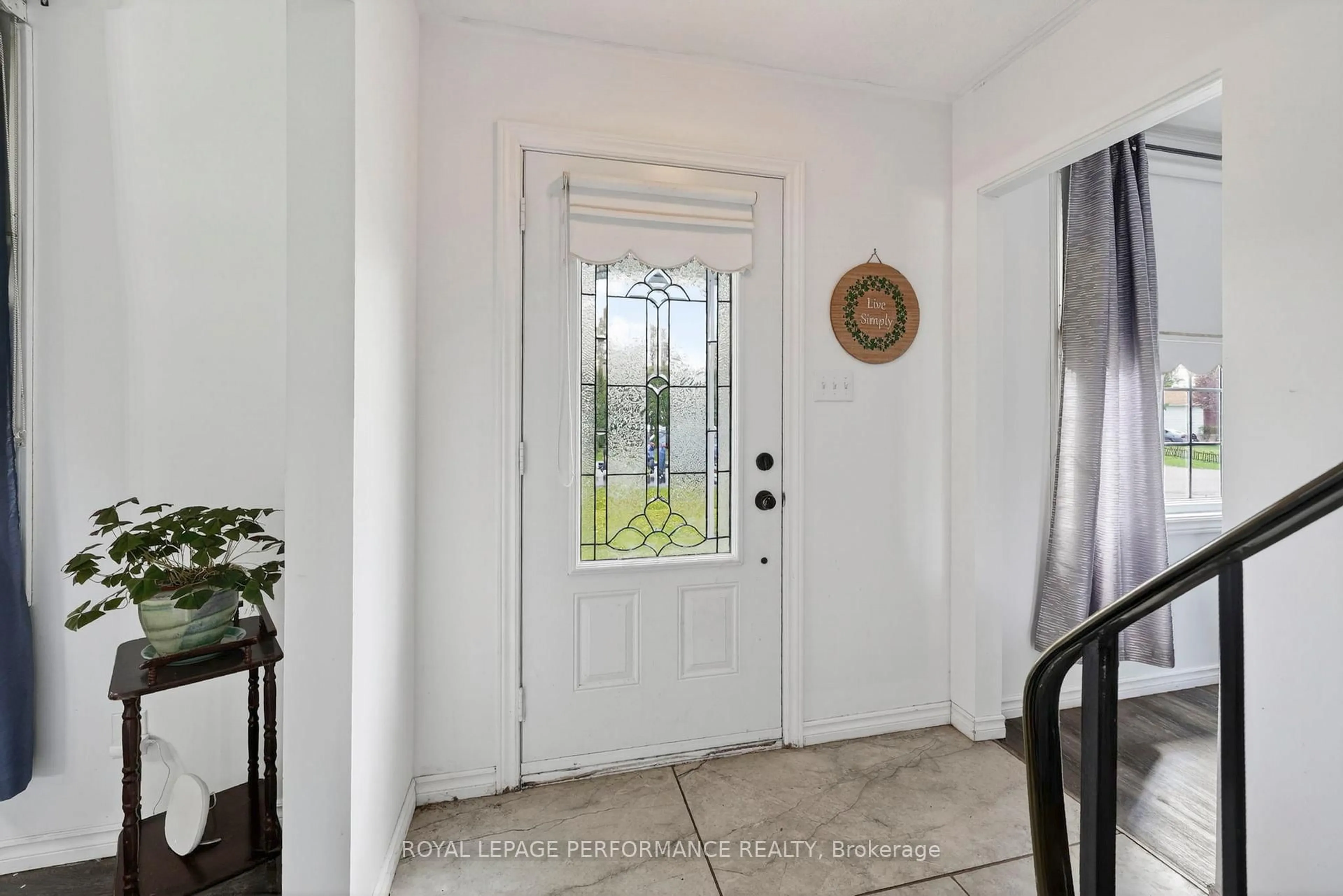 Indoor entryway for 1824 Elgin St, Cornwall Ontario K6J 5C1