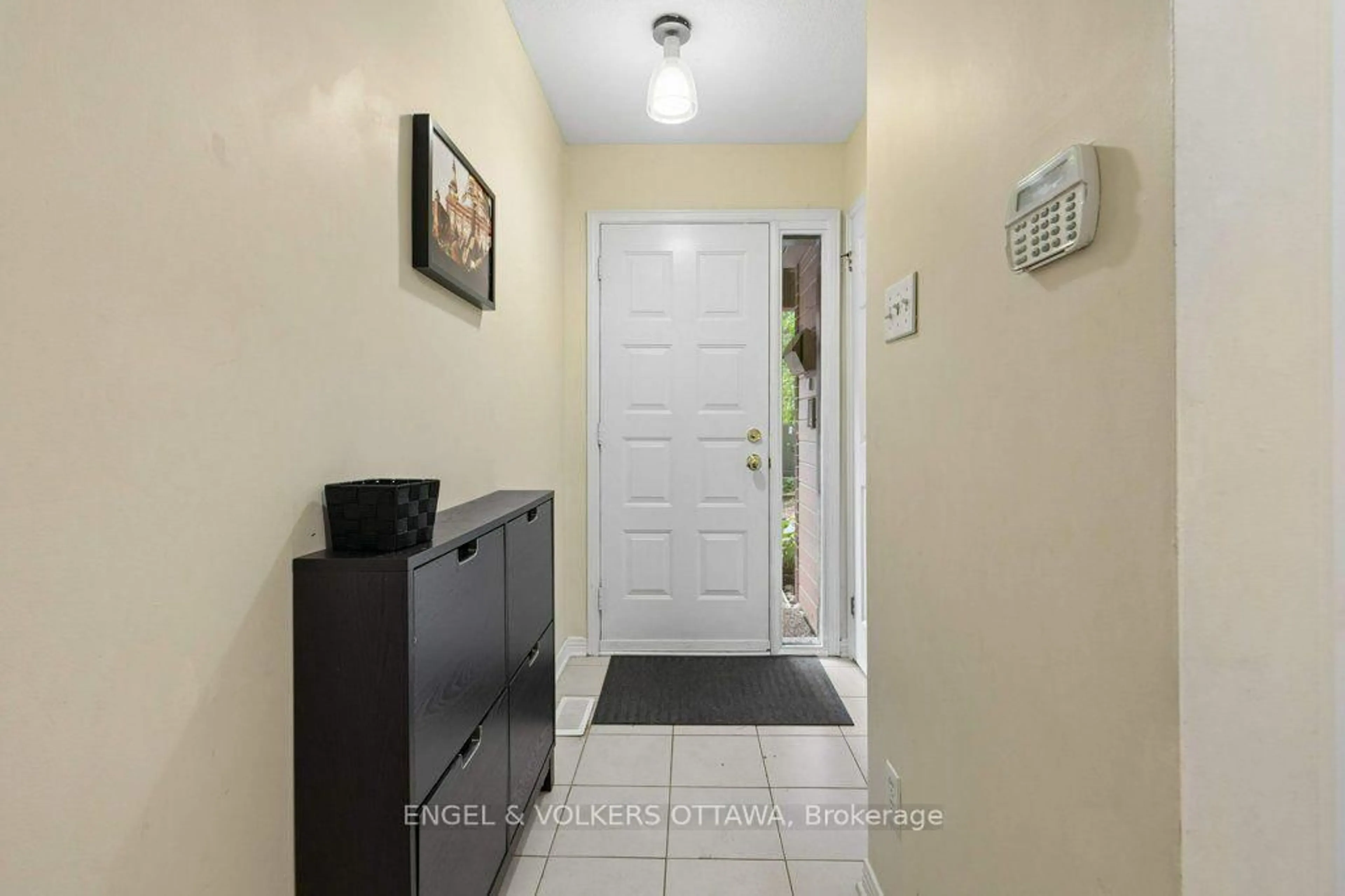 Indoor entryway for 535 Hilson Ave #4, Ottawa Ontario K1Z 6C9