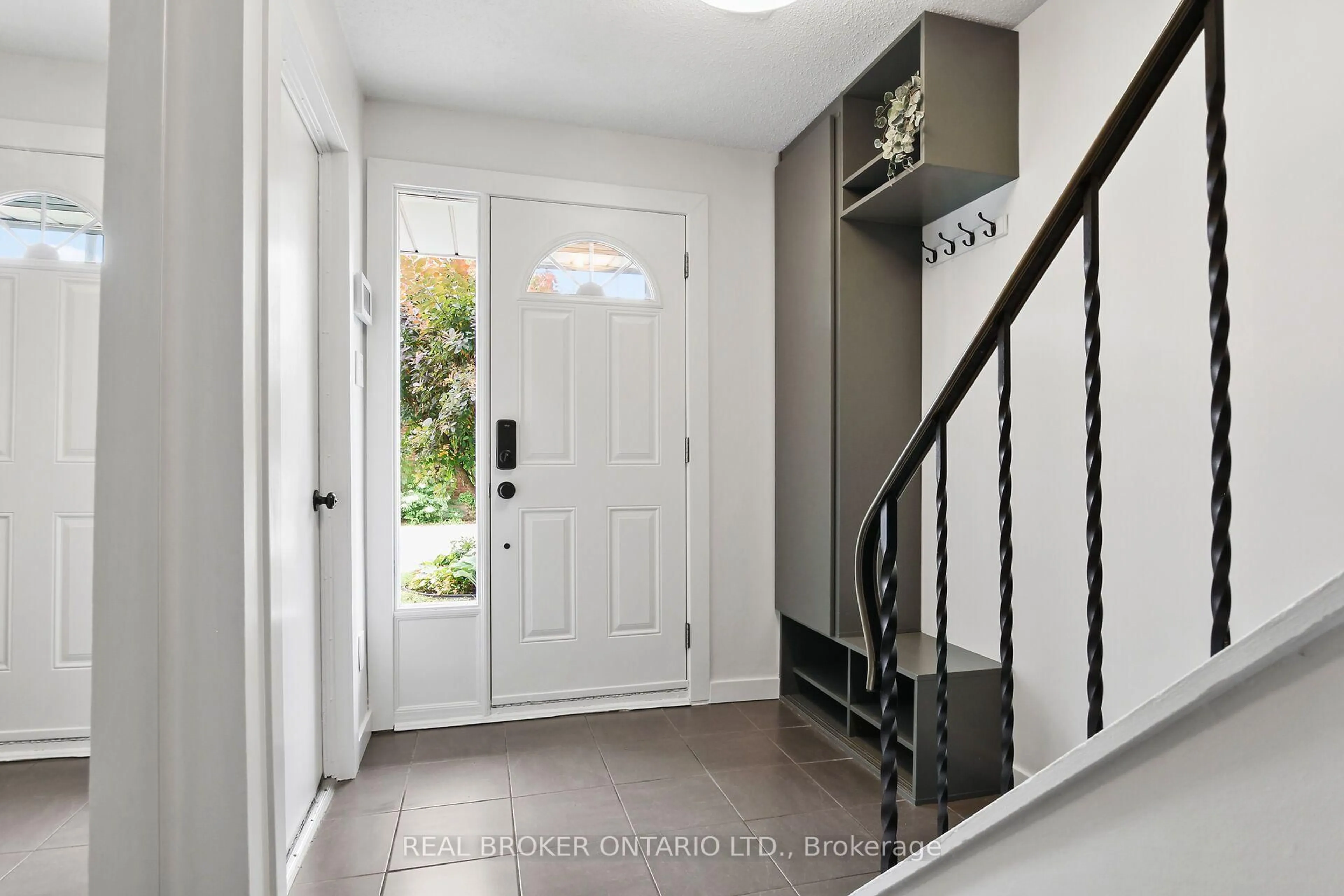 Indoor entryway for 1807 Axminster Crt, Ottawa Ontario K1C 1Z5