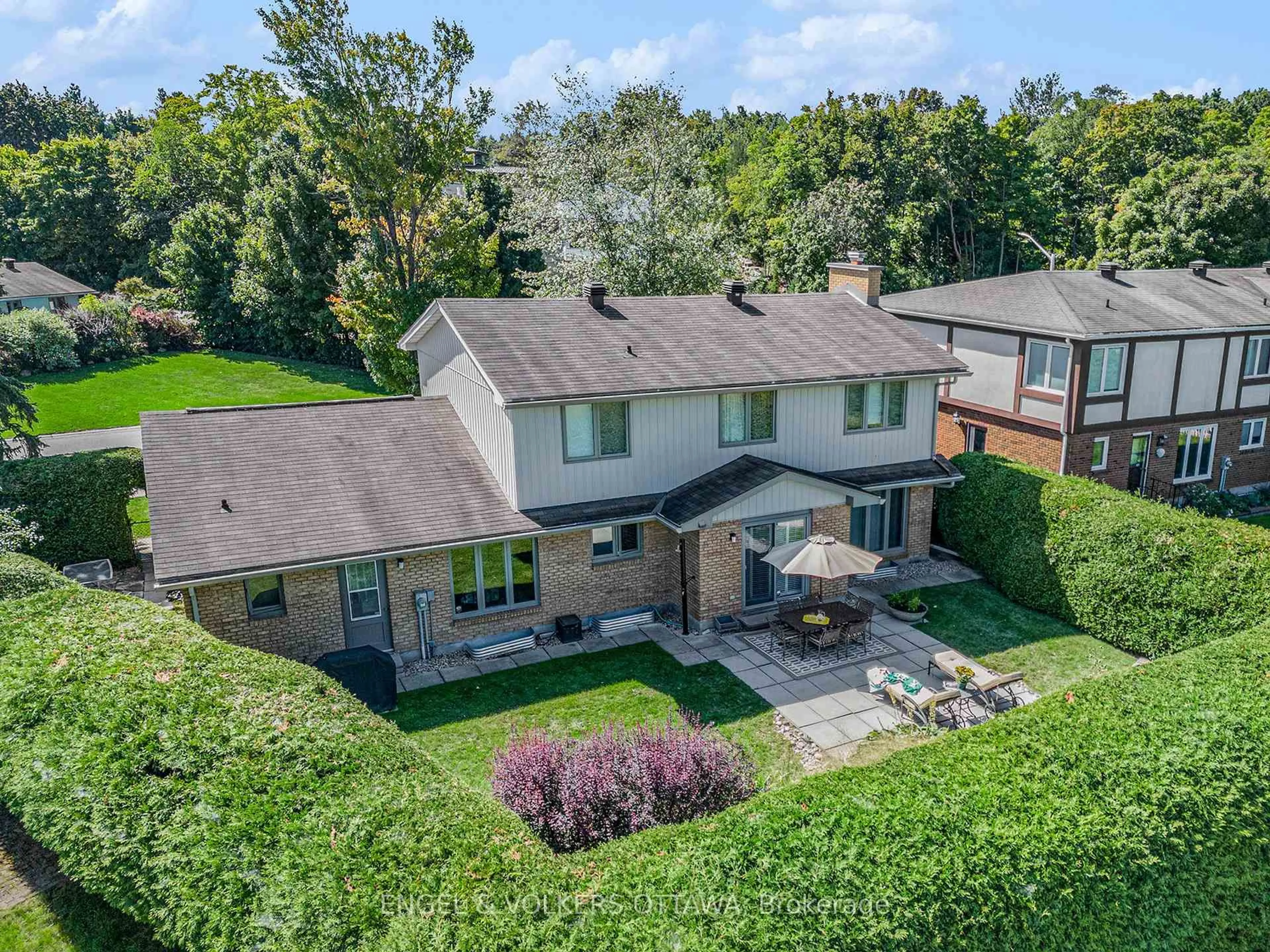 A pic from outside/outdoor area/front of a property/back of a property/a pic from drone, unknown for 1941 Naskapi Dr, Ottawa Ontario K1J 8L4