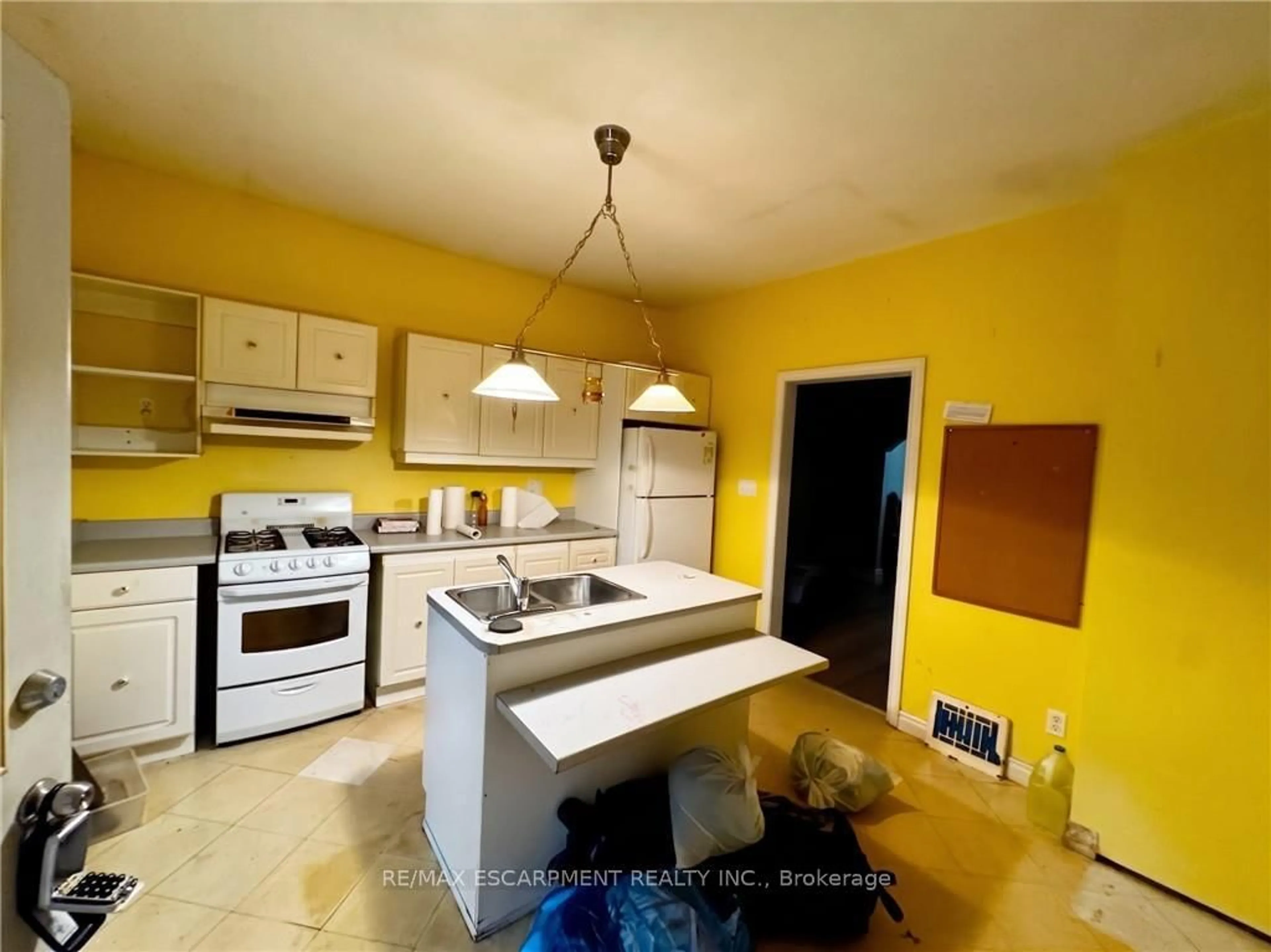 Standard kitchen, ceramic/tile floor for 28 Brantdale Ave, Hamilton Ontario L9C 1B7
