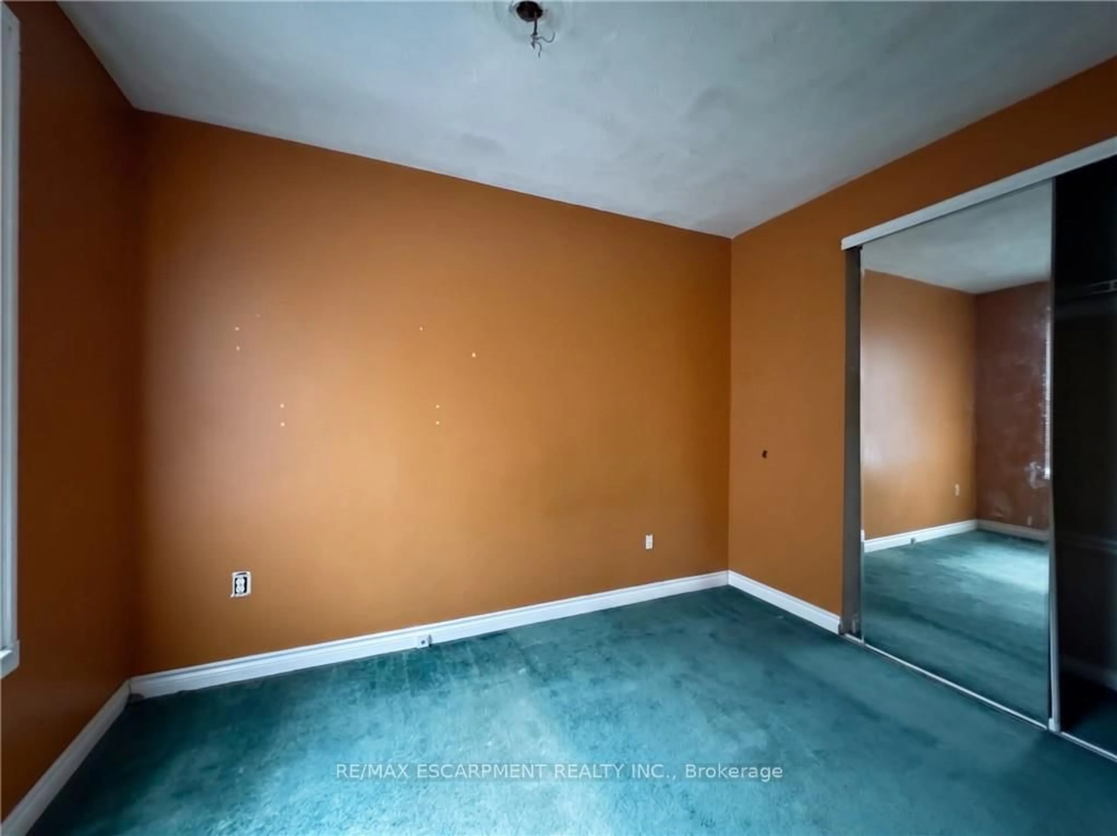 A pic of a room for 28 Brantdale Ave, Hamilton Ontario L9C 1B7