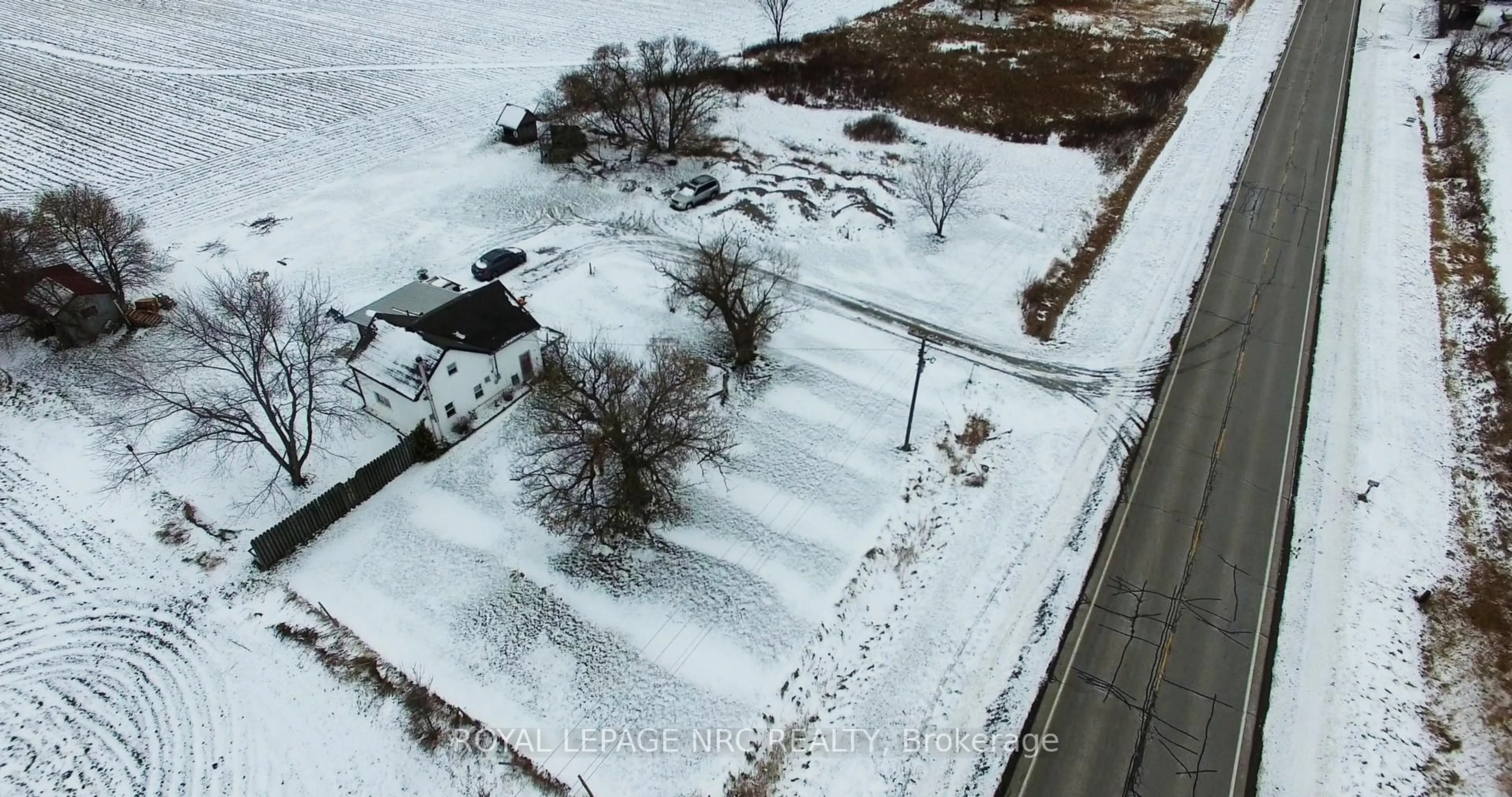 A pic from outside/outdoor area/front of a property/back of a property/a pic from drone, street for 4832 Regional 20 Rd, Lincoln Ontario L0R 1Y0