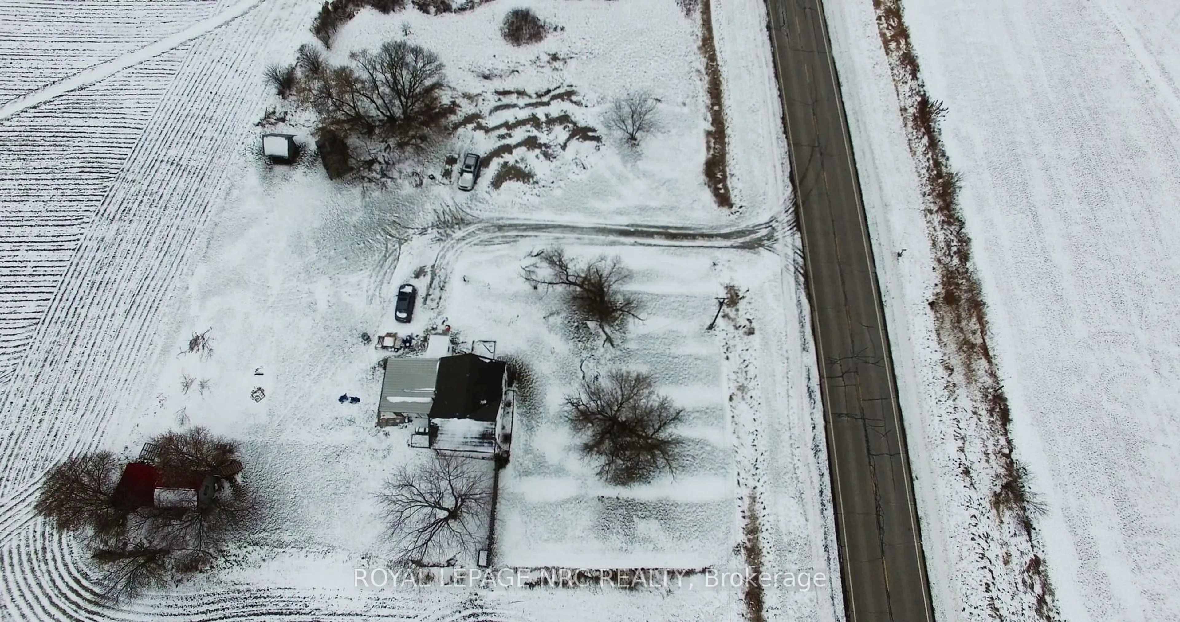 A pic from outside/outdoor area/front of a property/back of a property/a pic from drone, street for 4832 Regional 20 Rd, Lincoln Ontario L0R 1Y0