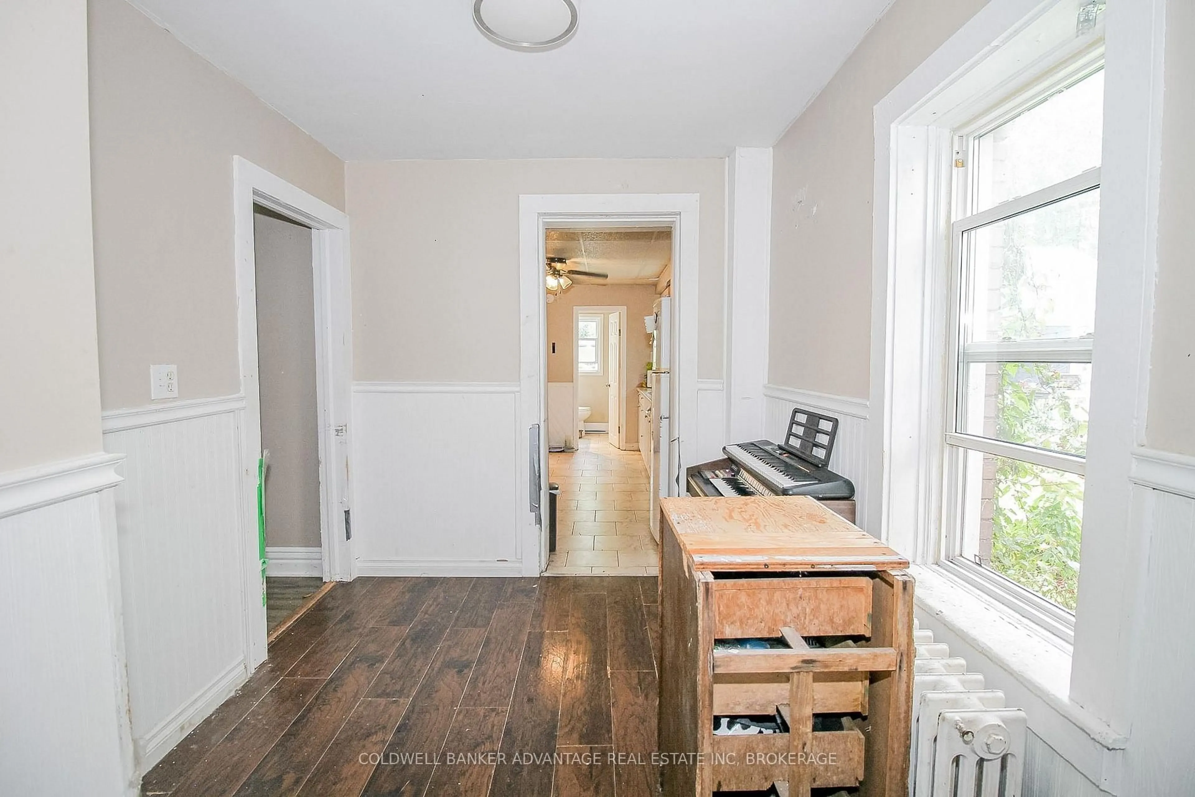 Indoor entryway for 305 Burgar St, Welland Ontario L3B 2T5