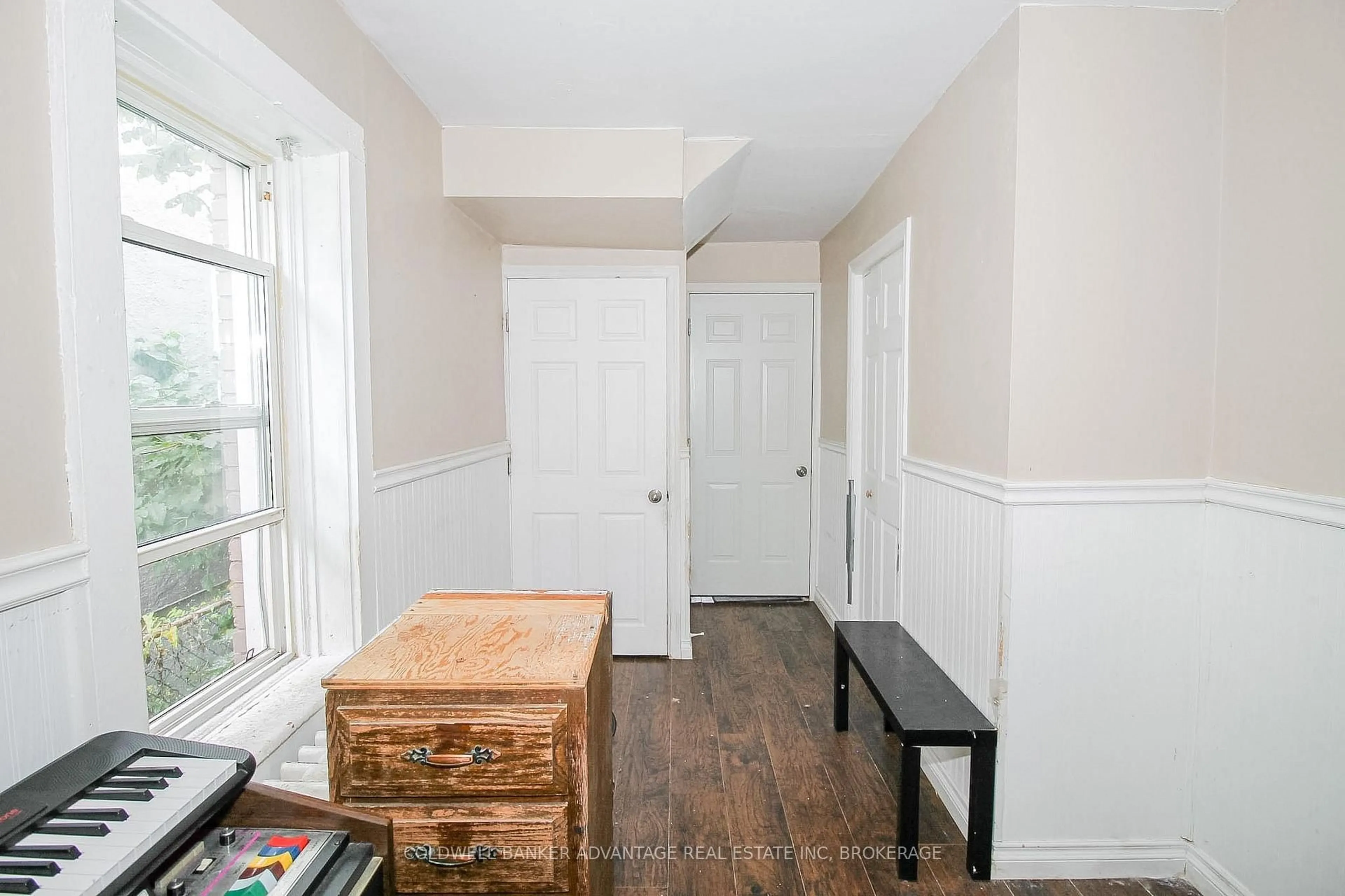 Indoor entryway for 305 Burgar St, Welland Ontario L3B 2T5