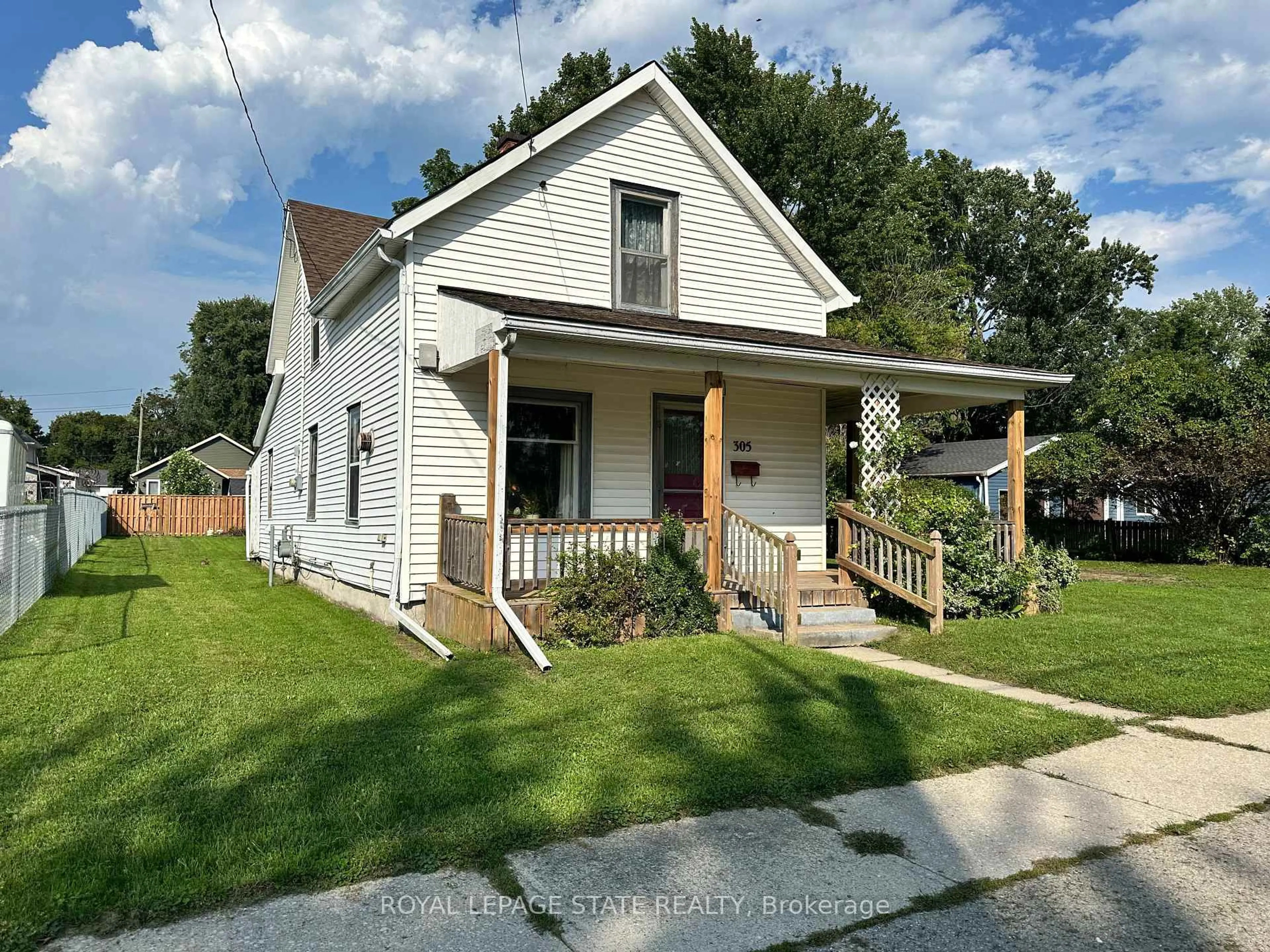 A pic from outside/outdoor area/front of a property/back of a property/a pic from drone, street for 305 North Cayuga St, Haldimand Ontario N1A 1P4