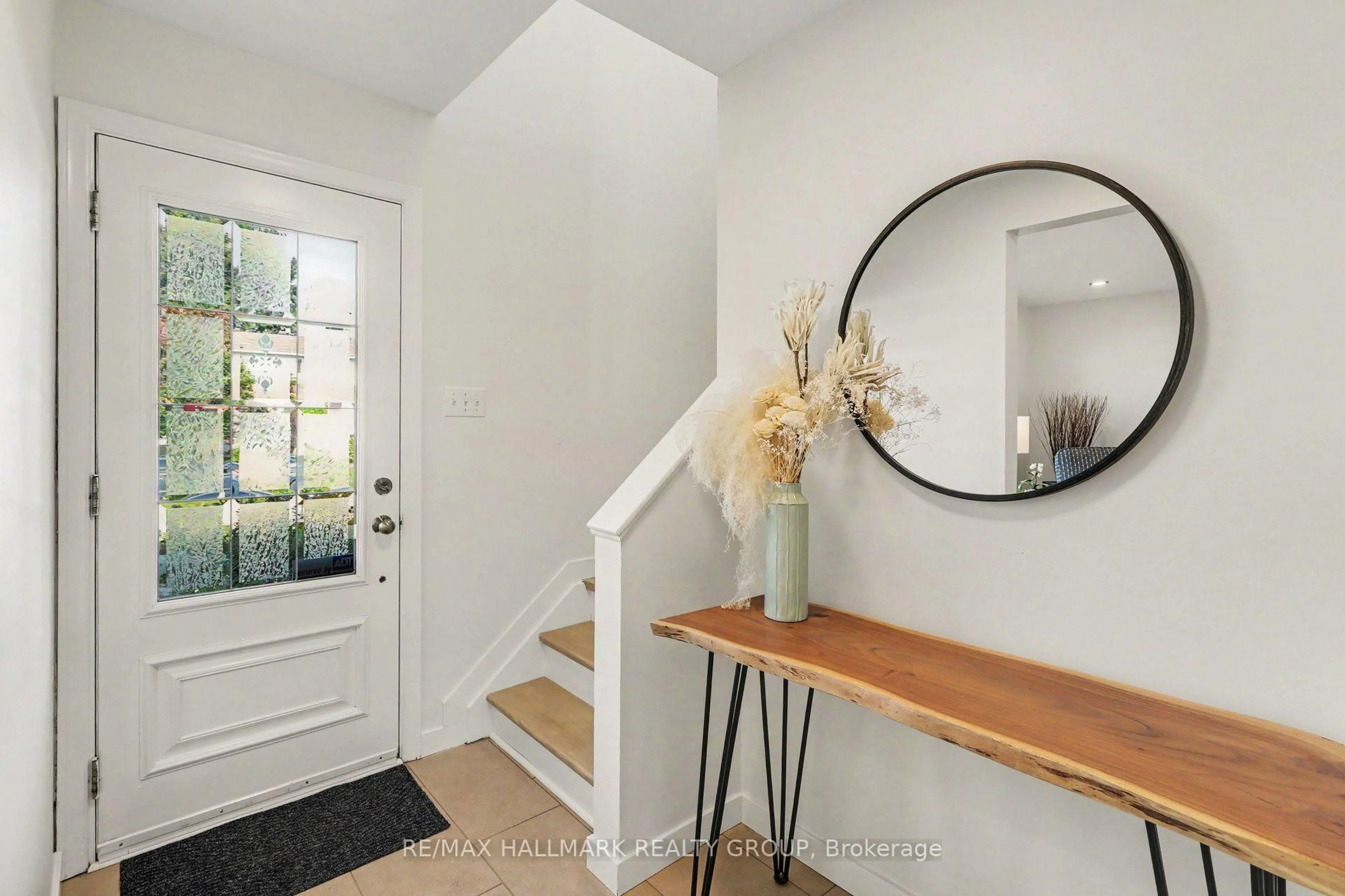 Indoor entryway for 60 Woodburn Dr, Ottawa Ontario K1B 3A7
