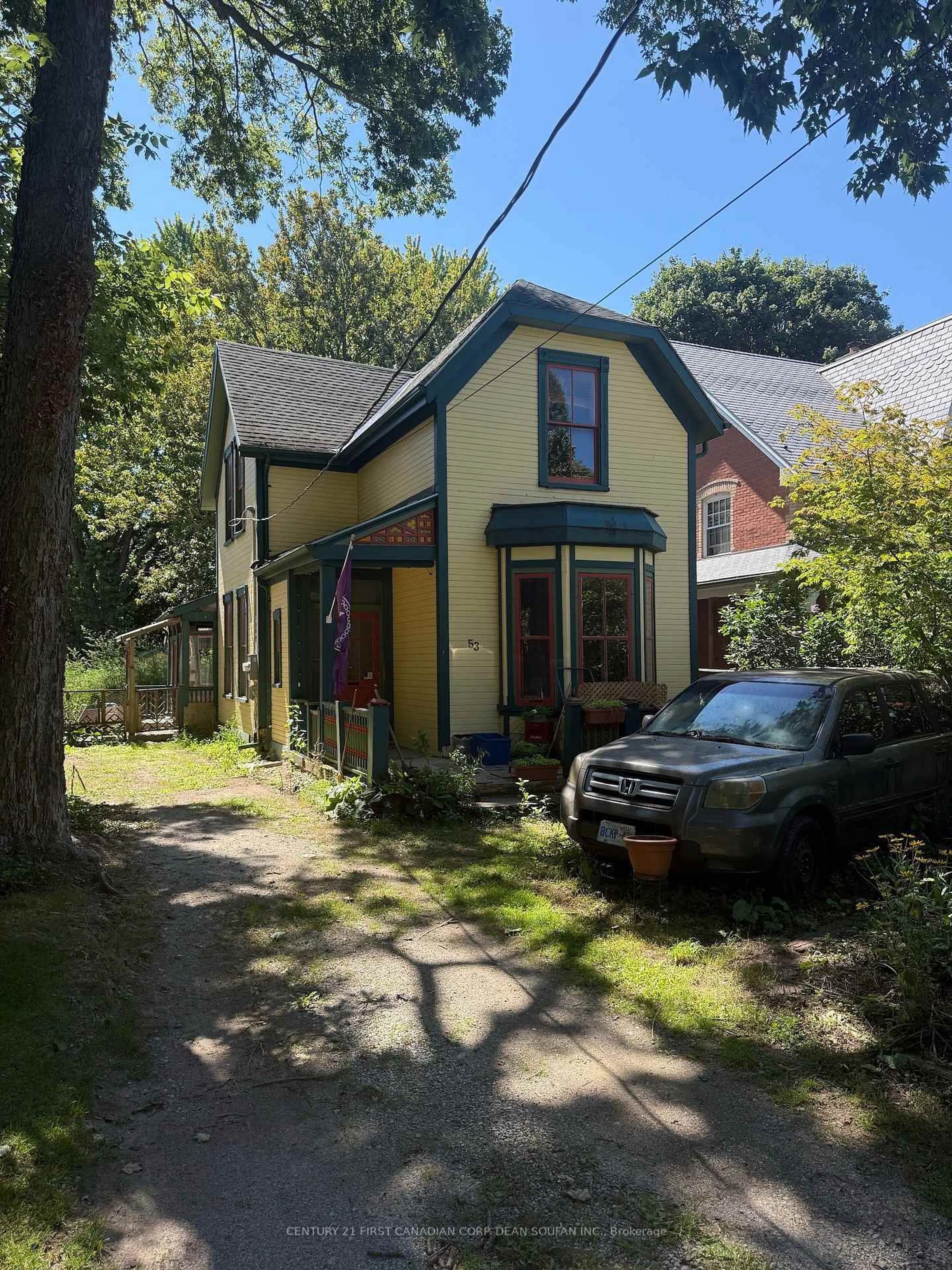 A pic from outside/outdoor area/front of a property/back of a property/a pic from drone, street for 53 Victoria St, London East Ontario N6A 2B1