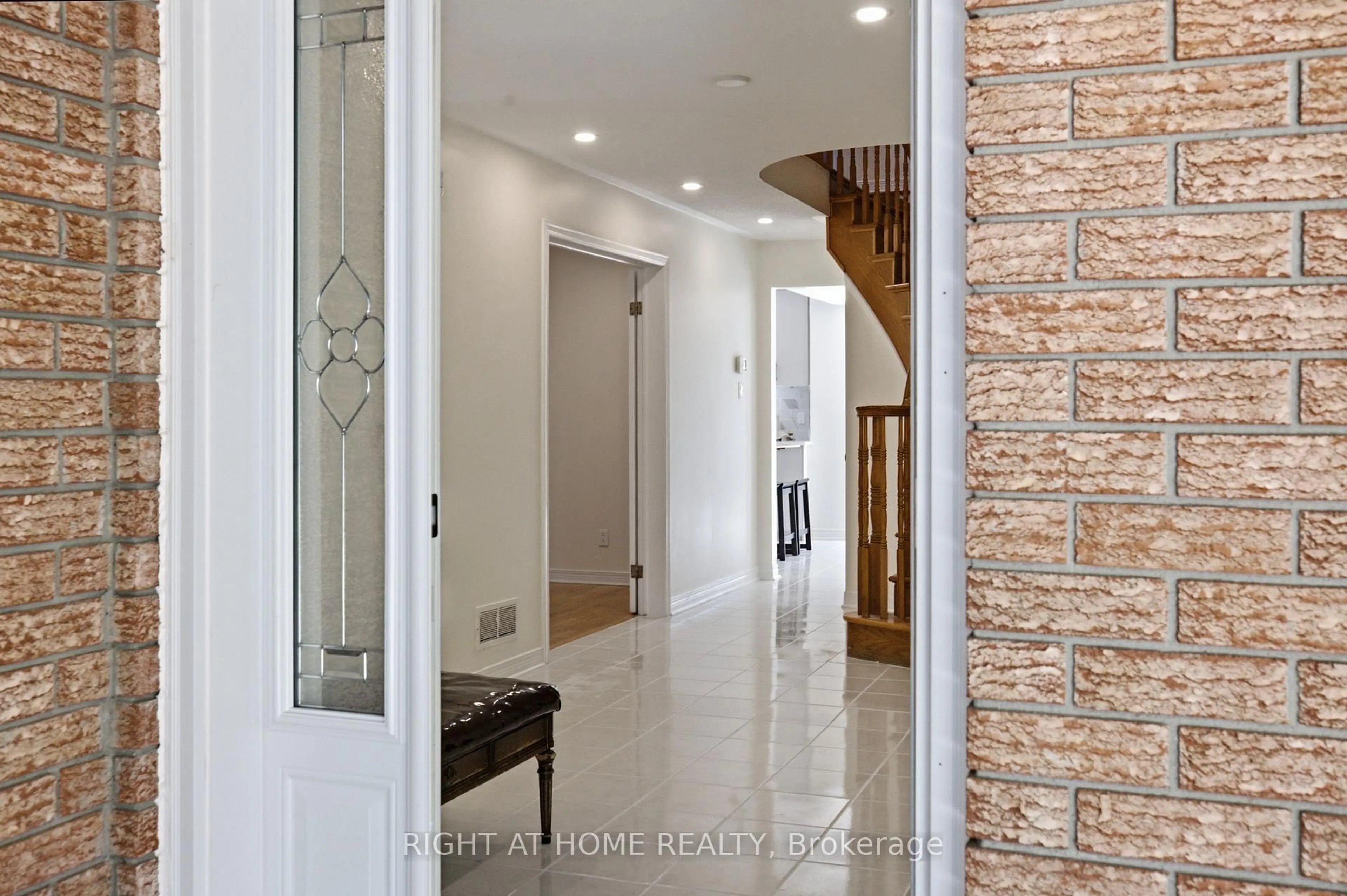 Indoor entryway for 34 Cellini Crt, Ottawa Ontario K1G 5K3