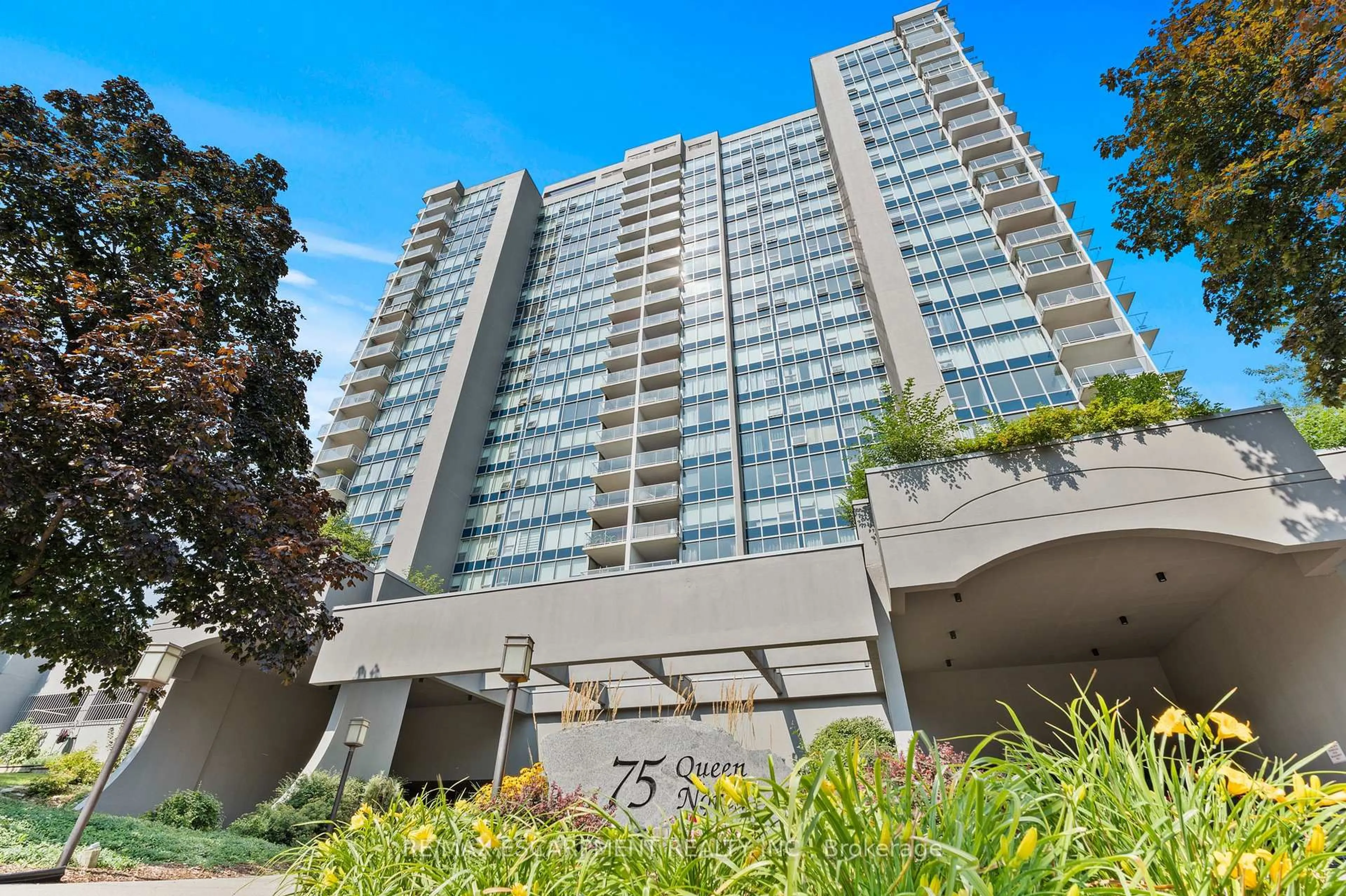 Indoor foyer for 75 Queen St #2206, Hamilton Ontario L8R 3J3