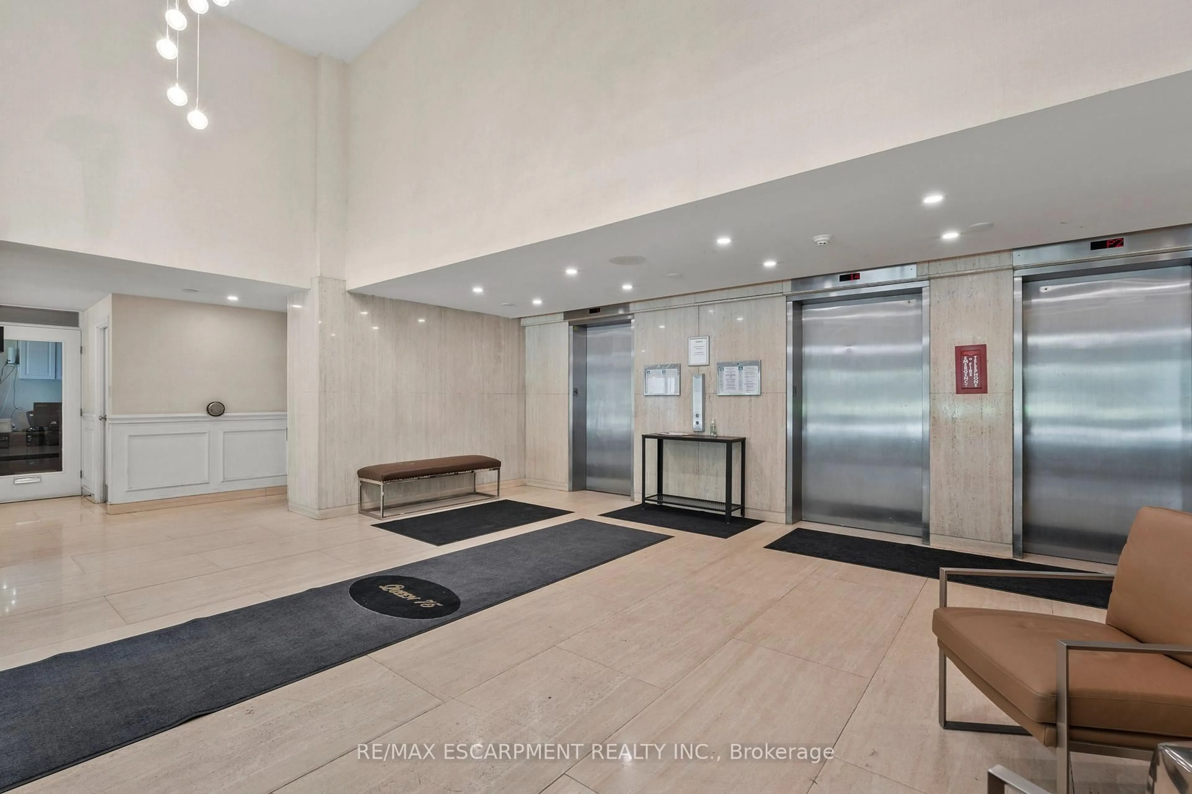 Indoor foyer for 75 Queen St #2206, Hamilton Ontario L8R 3J3