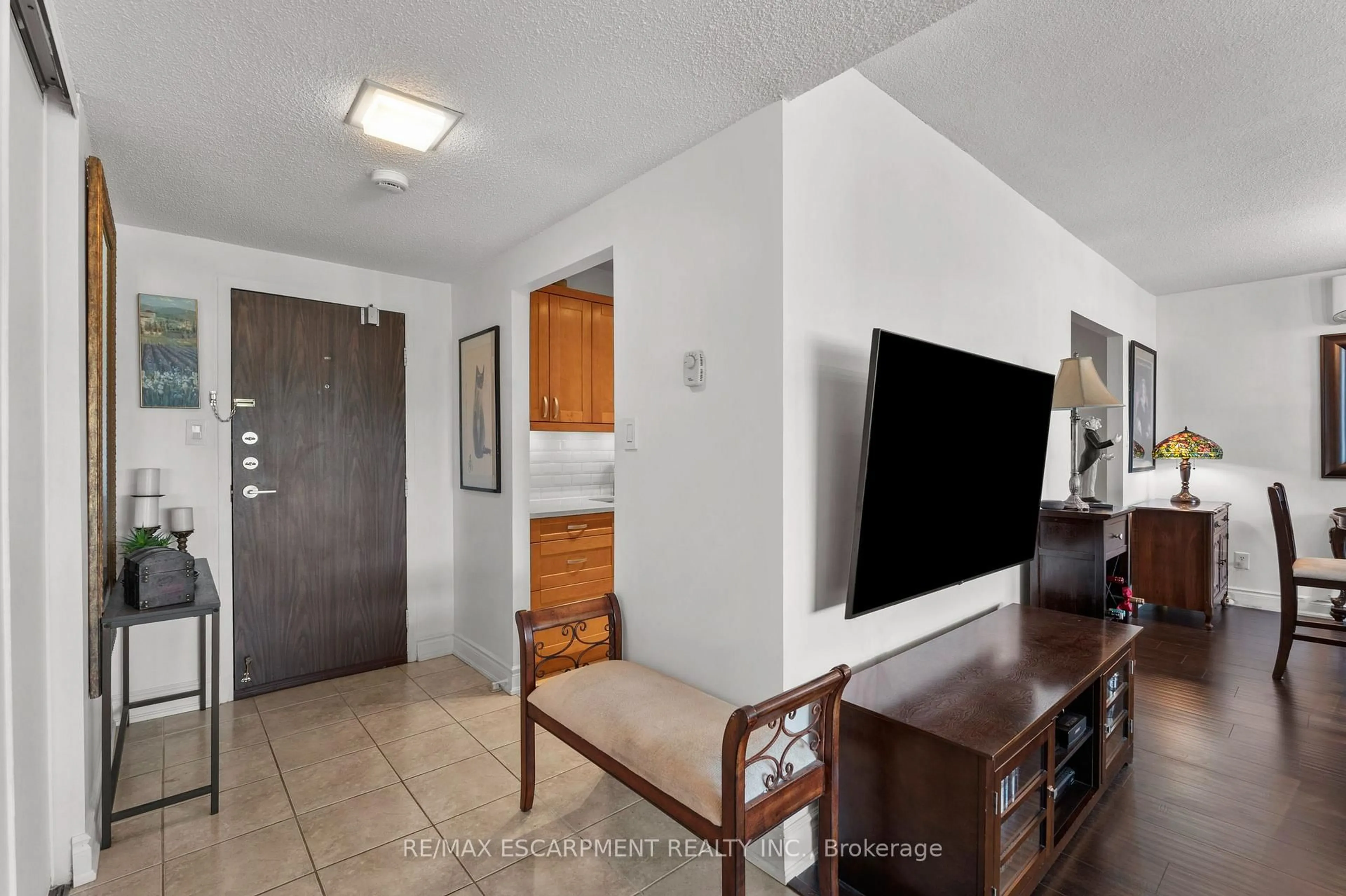Indoor entryway for 75 Queen St #2206, Hamilton Ontario L8R 3J3