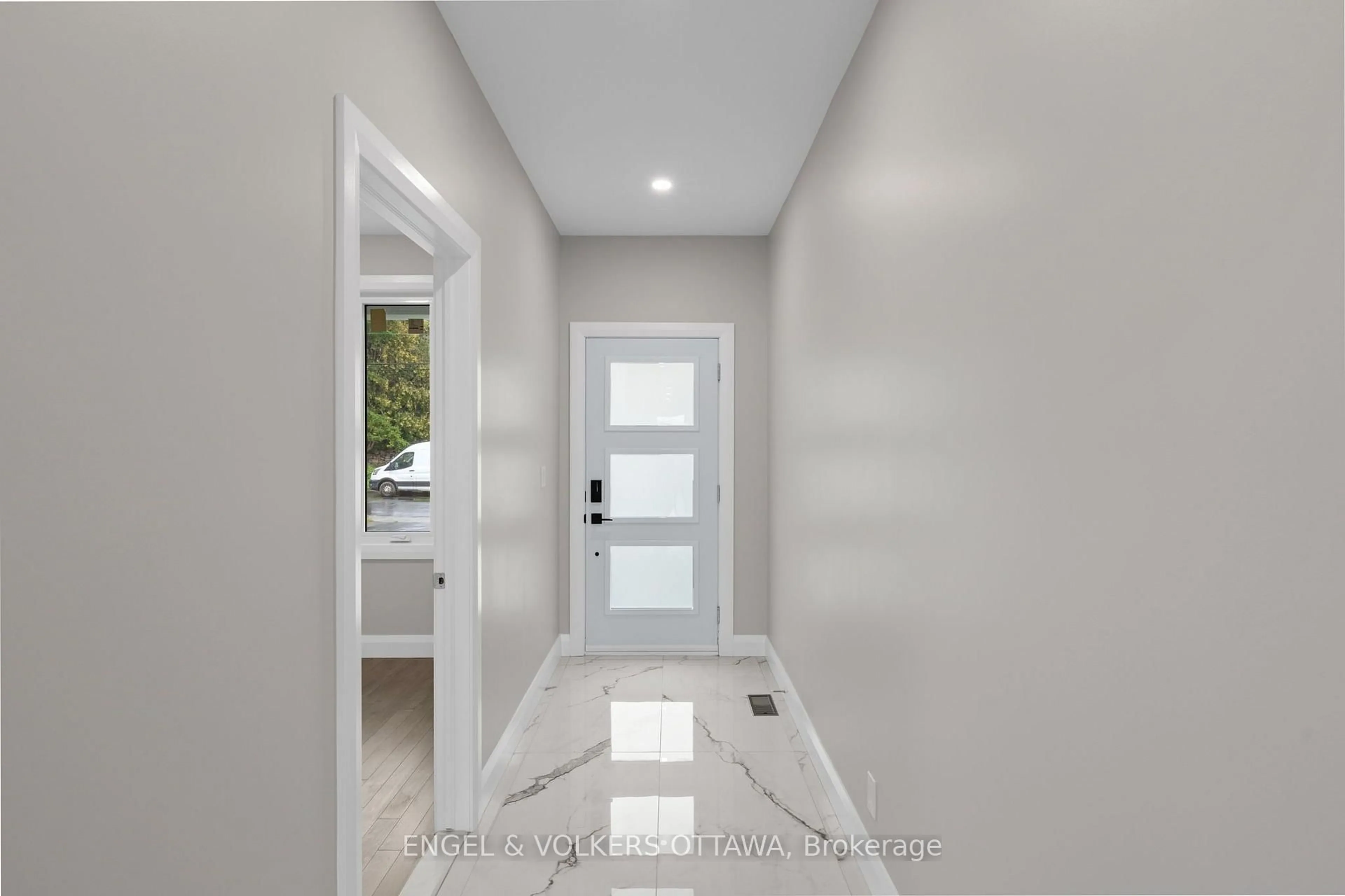 Indoor entryway for 6933 Notre Dame St, Ottawa Ontario K1C 1H6