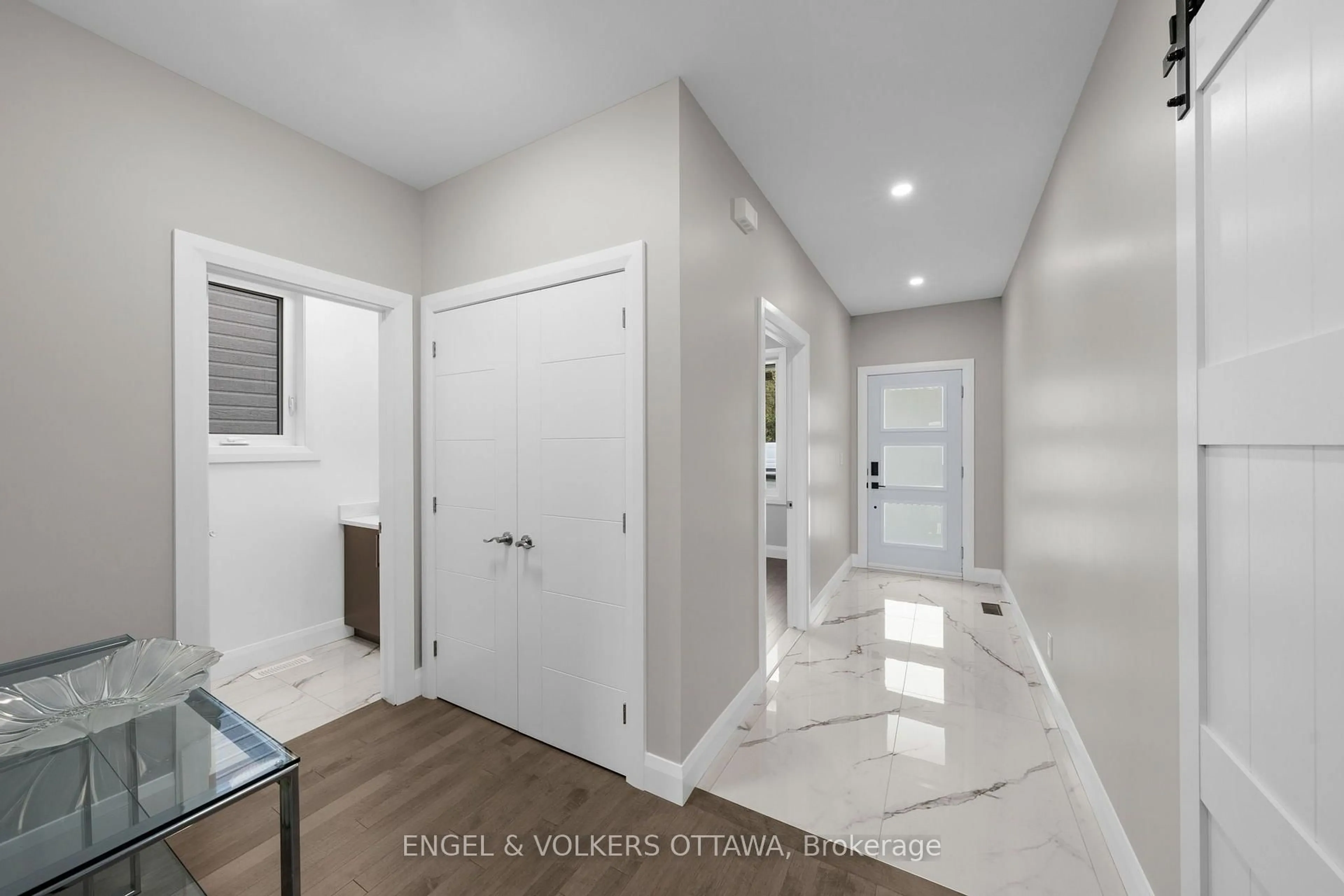 Indoor entryway for 6933 Notre Dame St, Ottawa Ontario K1C 1H6