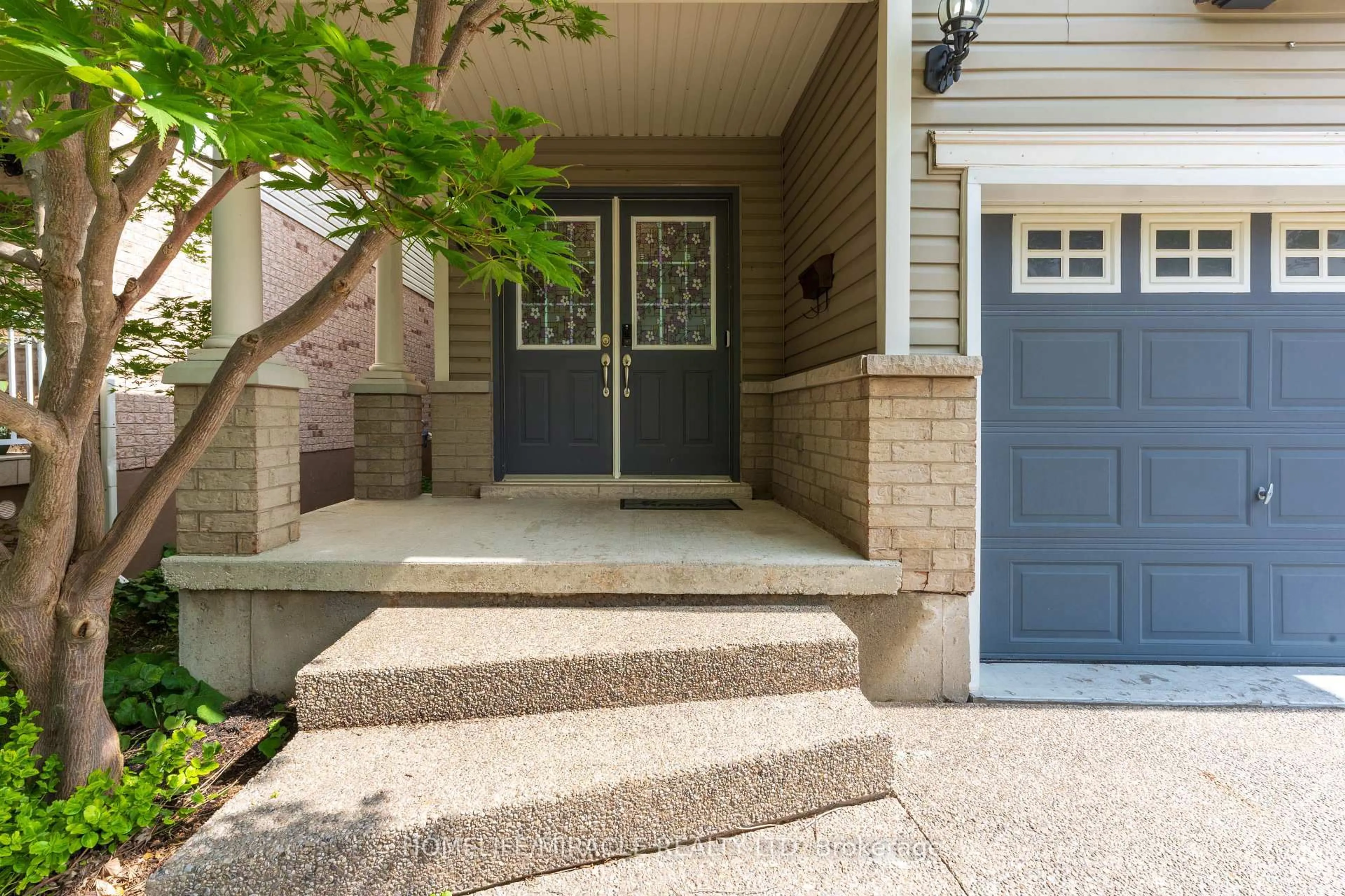 Indoor entryway for 756 Karlsfeld Rd, Waterloo Ontario N2T 2X2