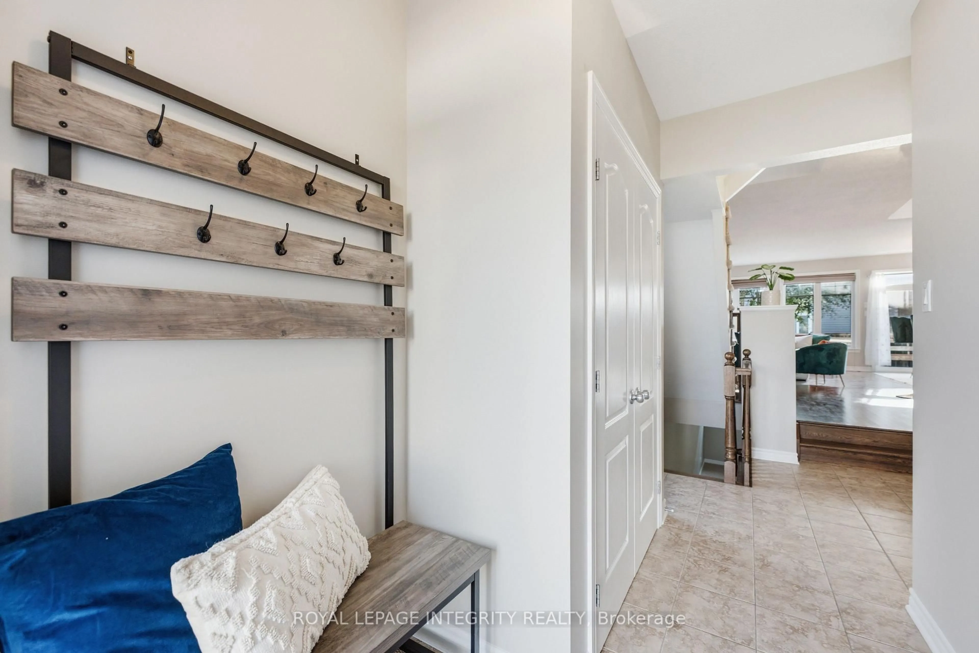 Indoor entryway for 661 Willowmere Way, Ottawa Ontario K1T 0K1