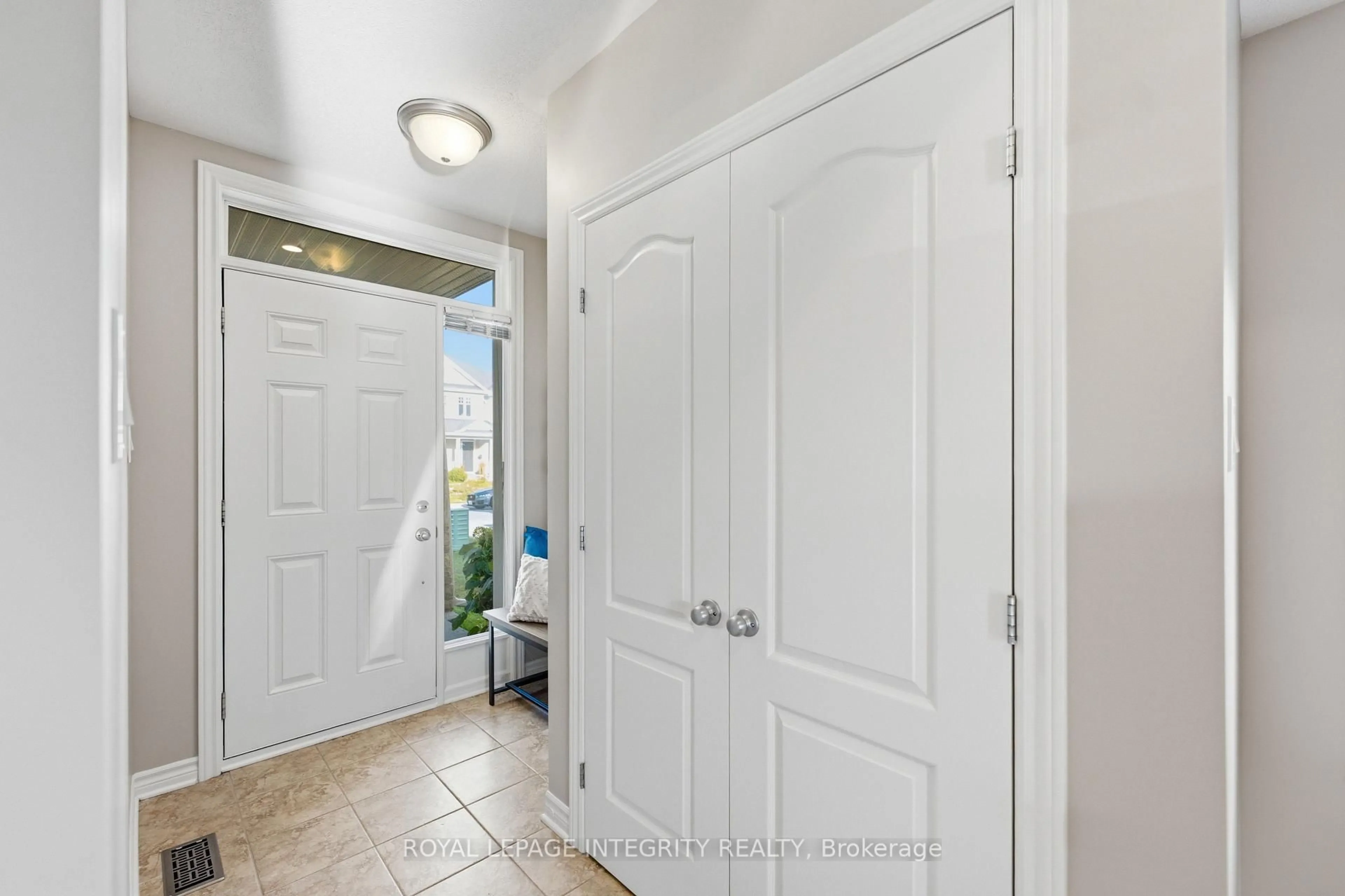 Indoor entryway for 661 Willowmere Way, Ottawa Ontario K1T 0K1