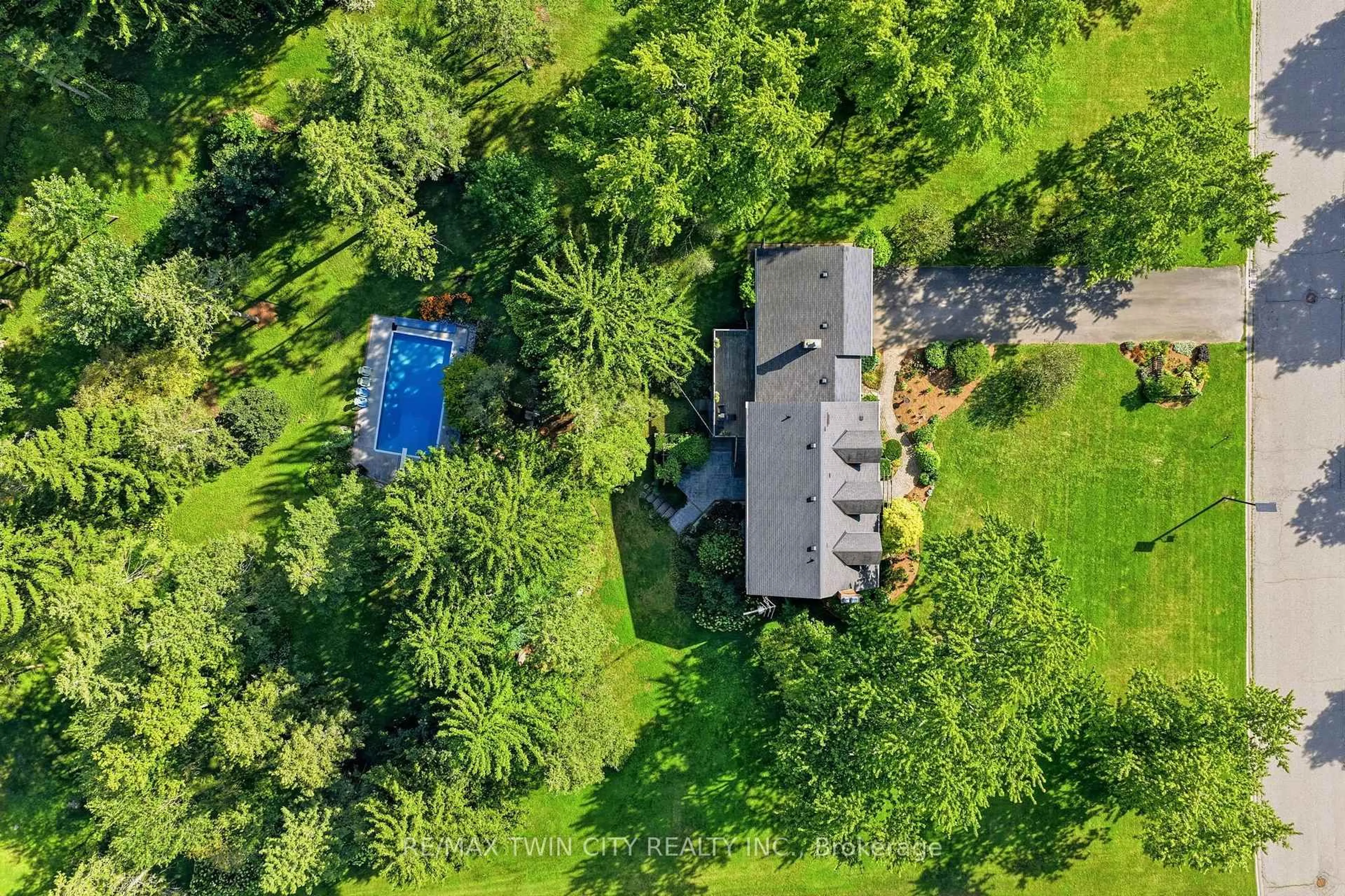 A pic from outside/outdoor area/front of a property/back of a property/a pic from drone, unknown for 12 Highland Dr, Brant Ontario N3T 5L7