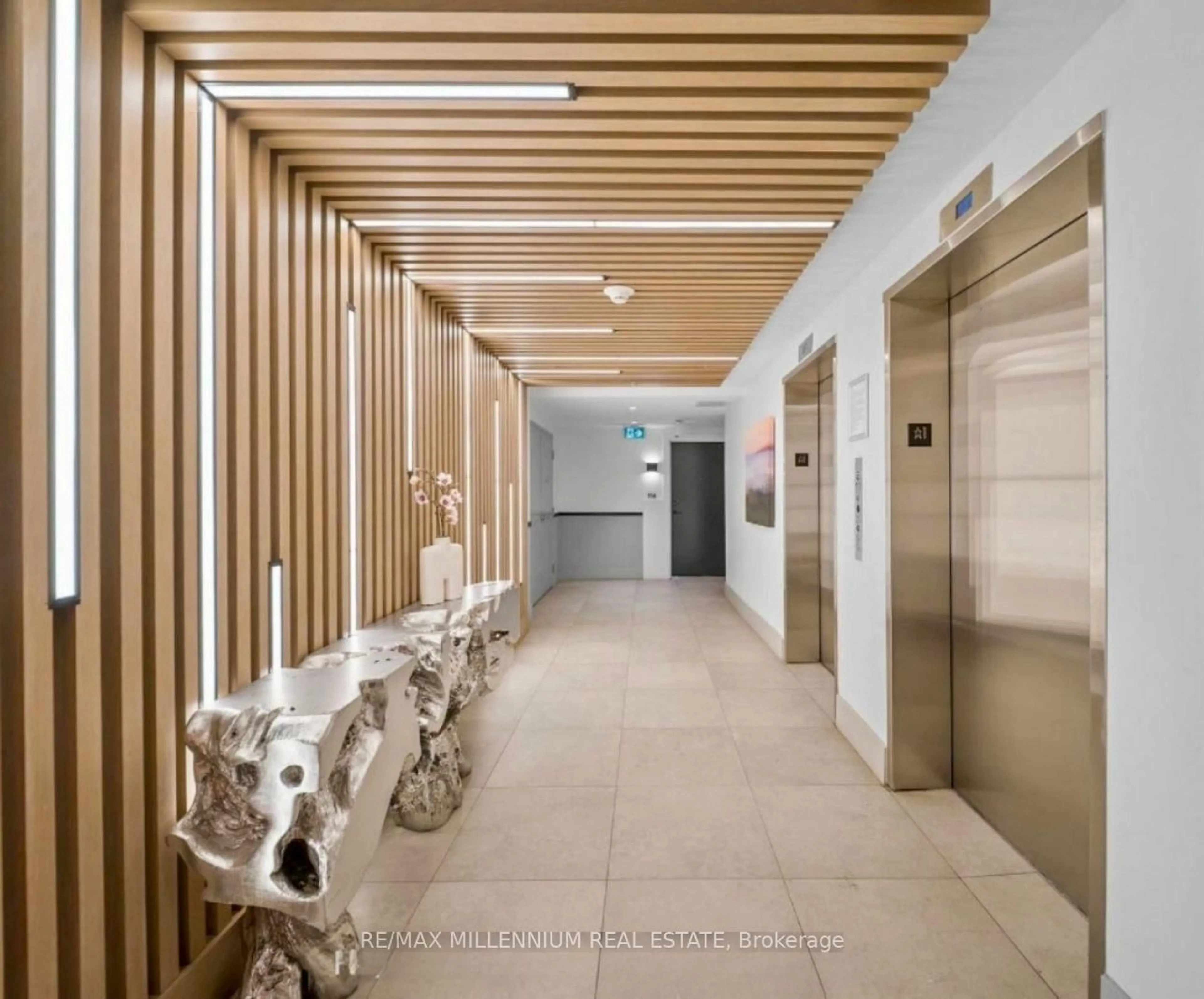 Indoor foyer for 600 North Service Rd #403, Hamilton Ontario L8E 5A7