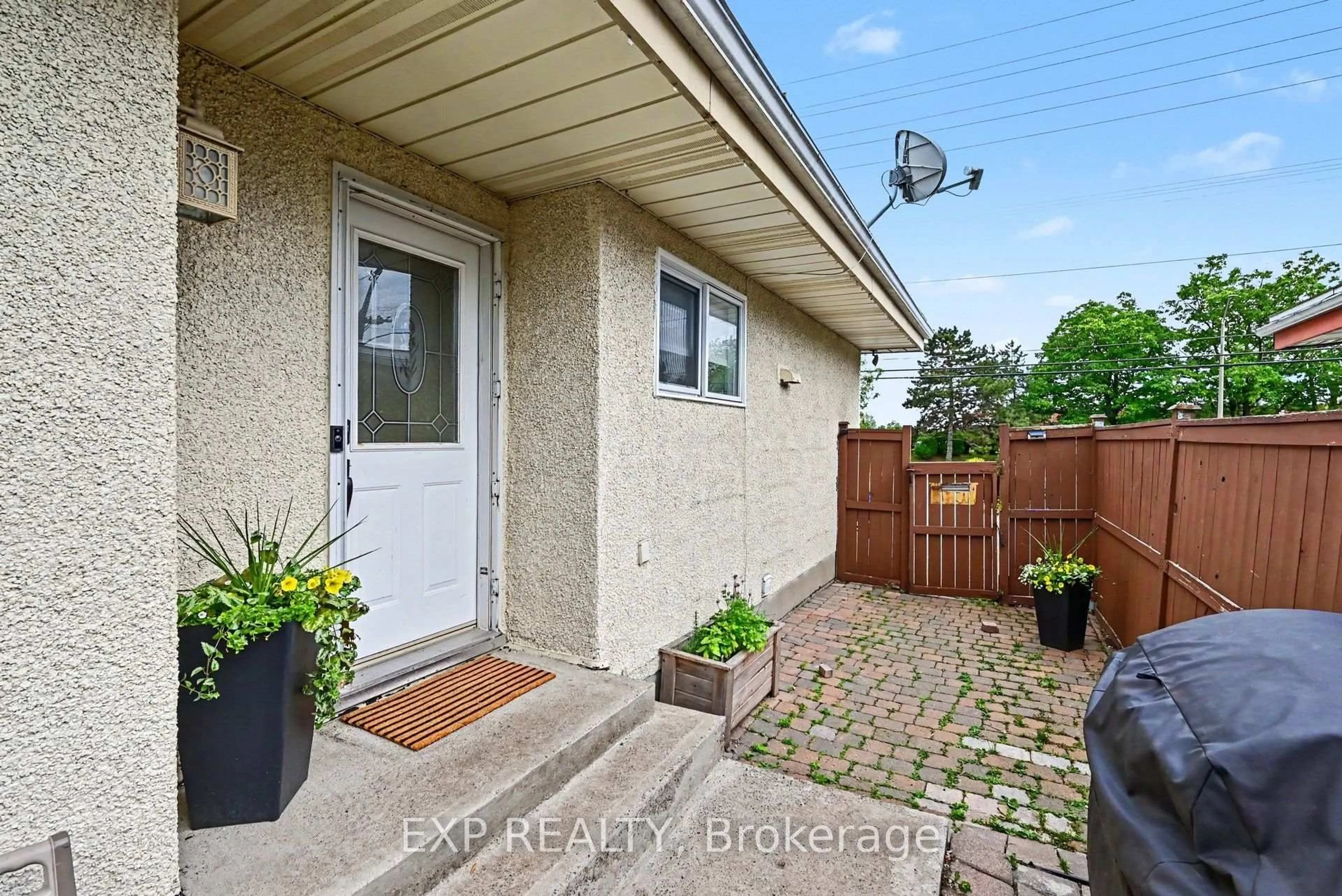 Indoor entryway for 2385 Walkley Rd, Ottawa Ontario K1G 3H1
