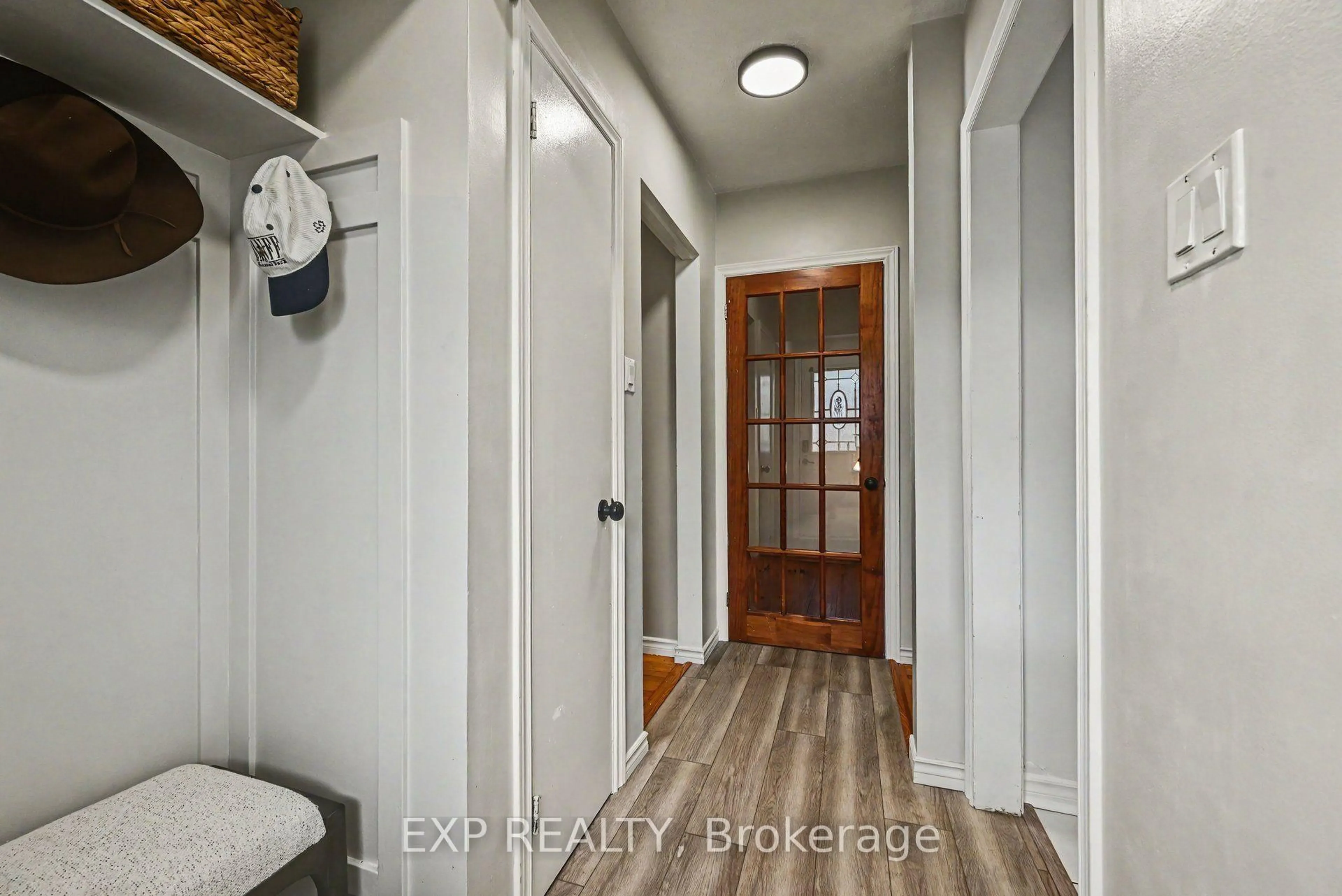Indoor entryway for 2385 Walkley Rd, Ottawa Ontario K1G 3H1