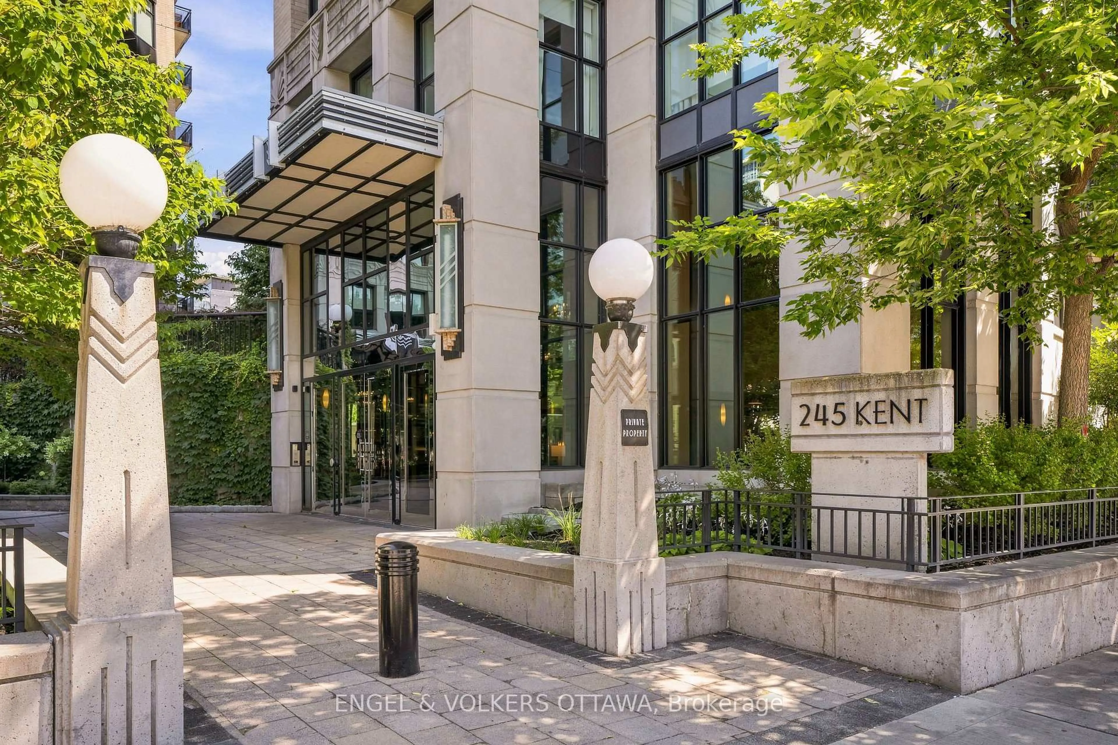 Indoor foyer for 245 Kent St #1009, Ottawa Ontario K2P 0A5