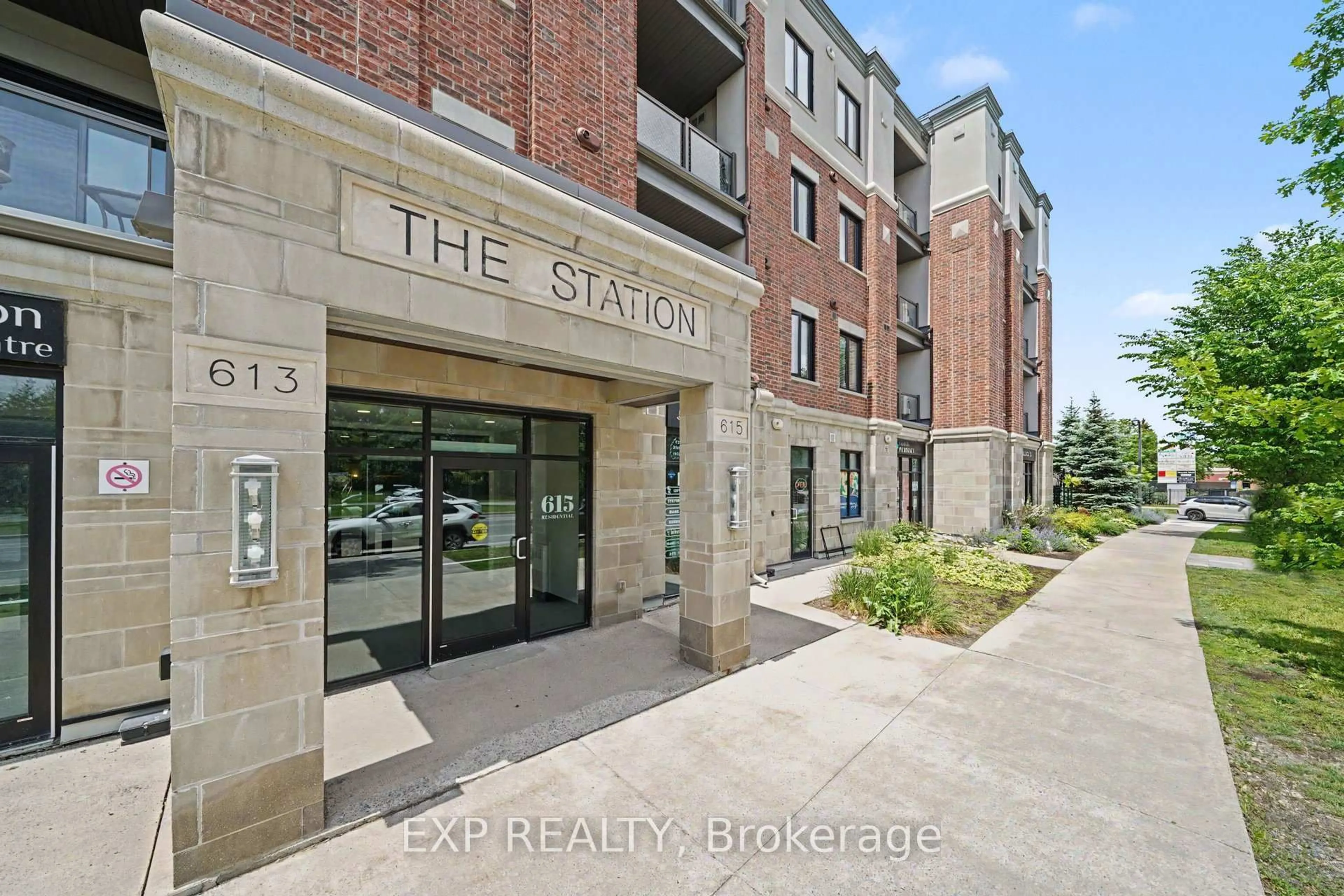 Indoor foyer for 615 Longfields Dr #405, Ottawa Ontario K2J 6J3