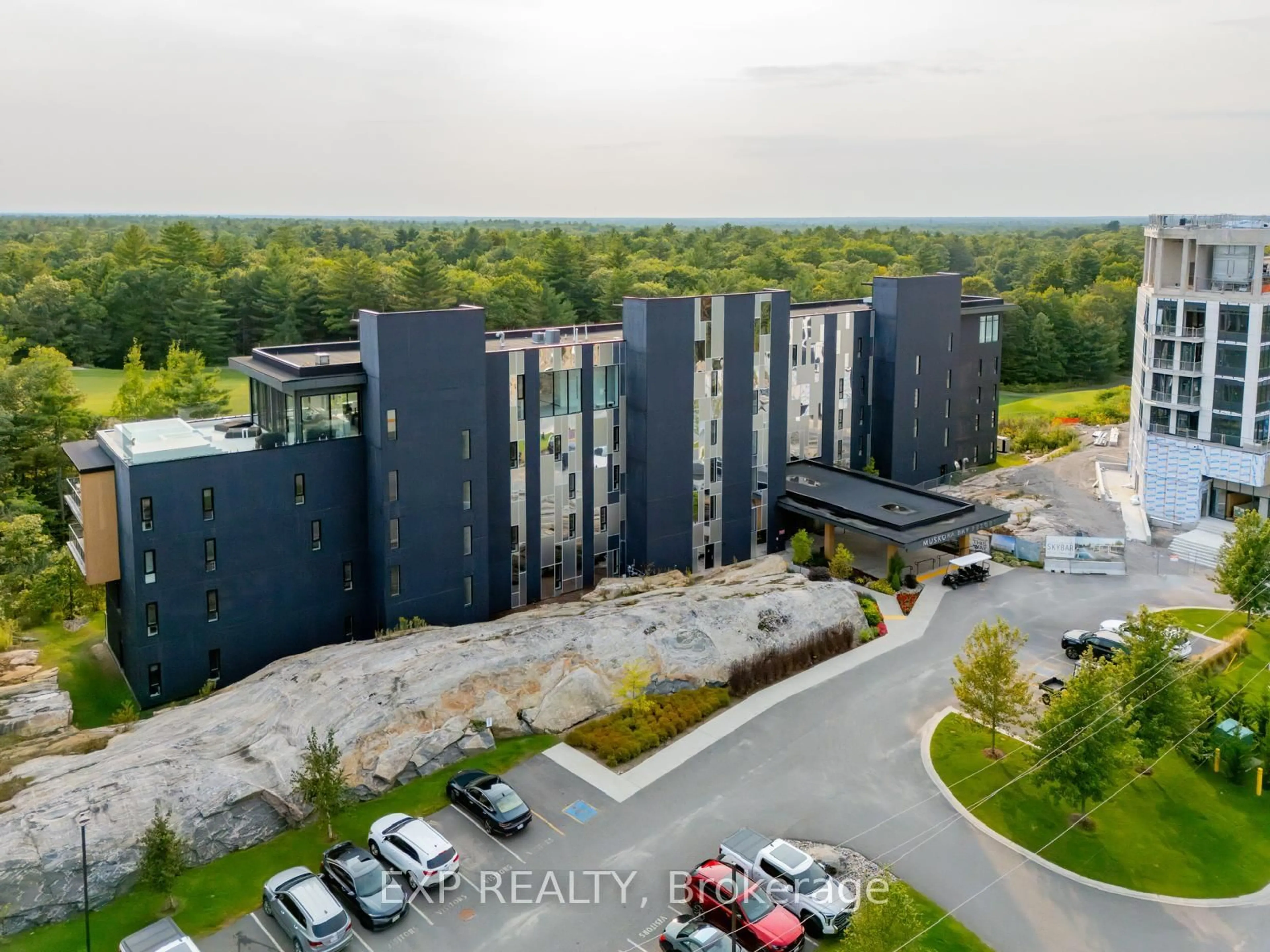 A pic from outside/outdoor area/front of a property/back of a property/a pic from drone, building for 120 Carrick Tr #102, Gravenhurst Ontario P1P 0B6
