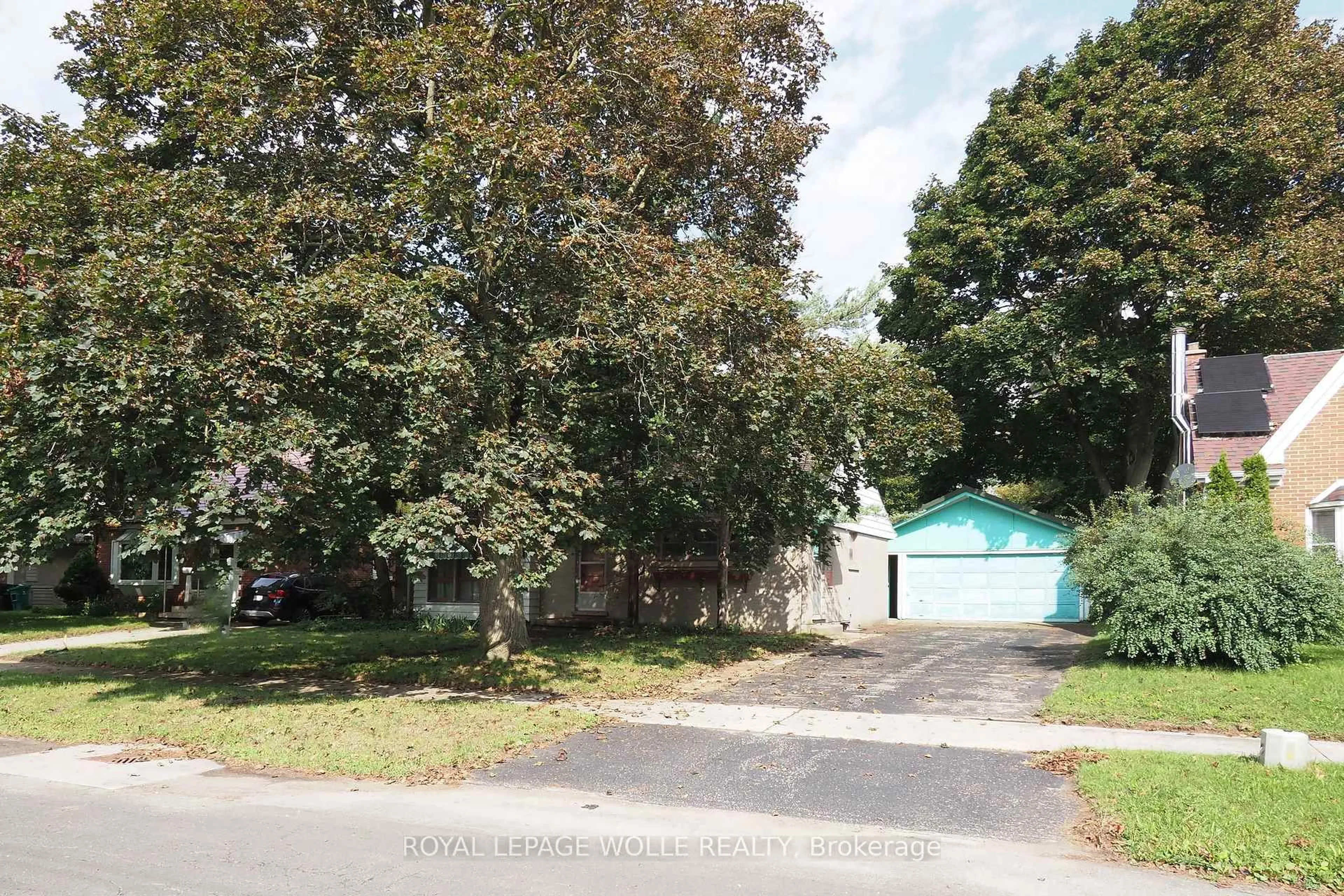 A pic from outside/outdoor area/front of a property/back of a property/a pic from drone, street for 12 Oakwood Ave, Kitchener Ontario N2H 6G9