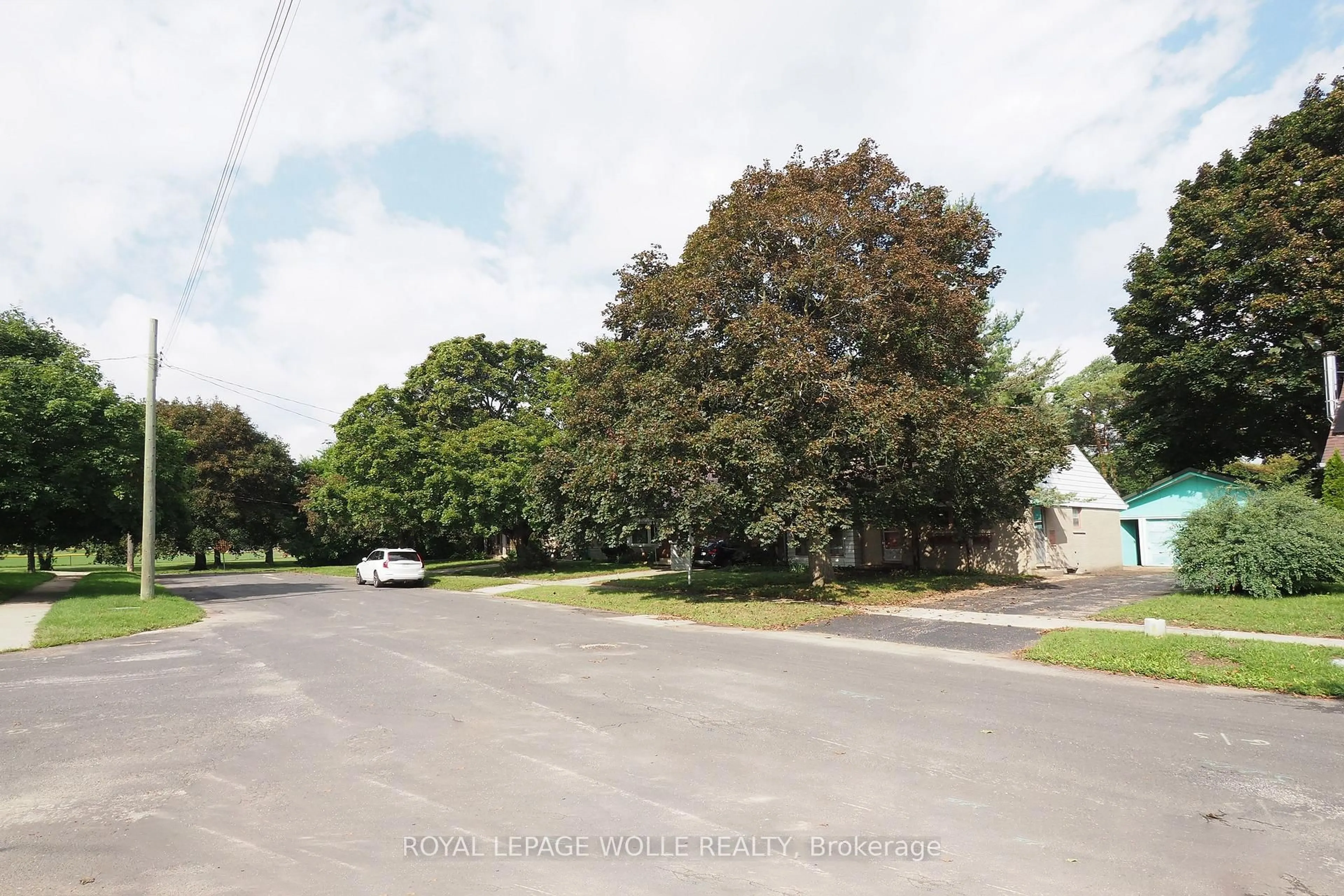 A pic from outside/outdoor area/front of a property/back of a property/a pic from drone, street for 12 Oakwood Ave, Kitchener Ontario N2H 6G9