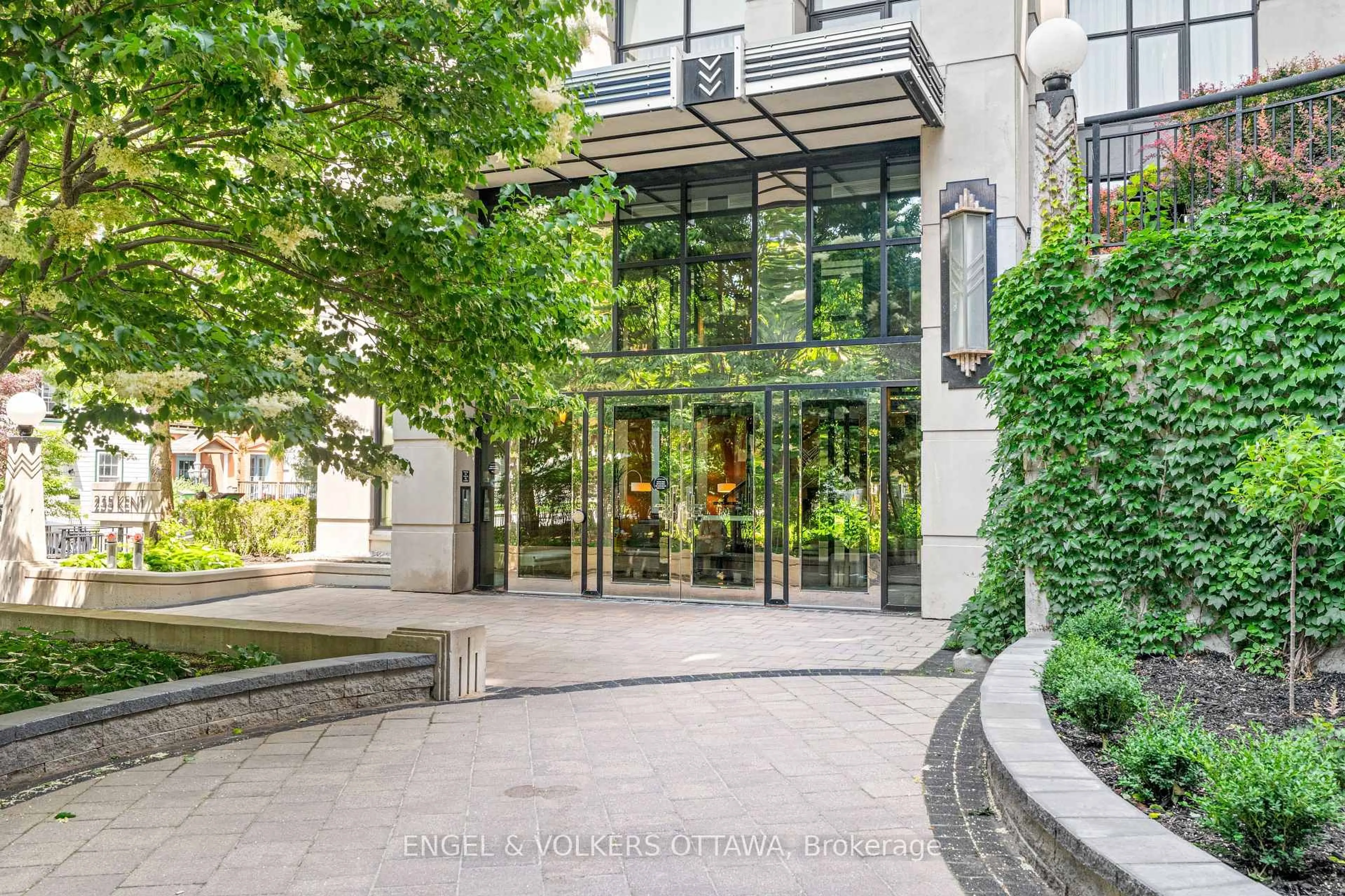 Indoor foyer for 235 Kent St #711, Ottawa Ontario K2P 1Z9