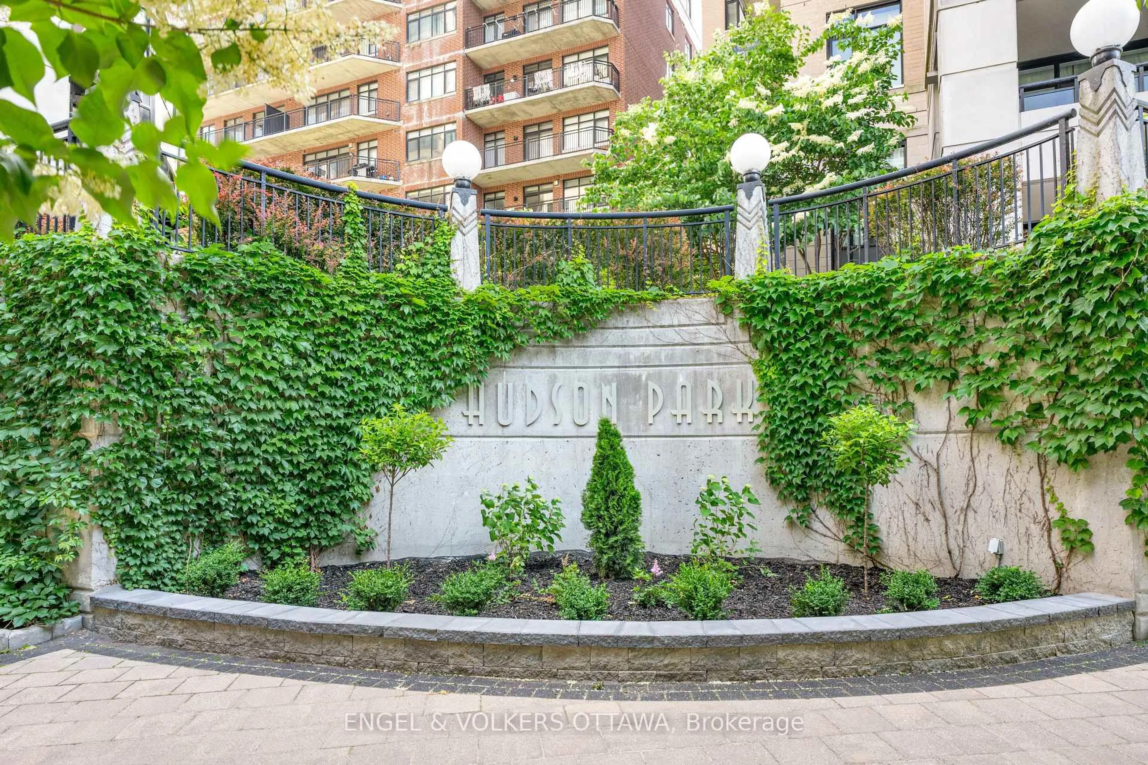 Patio, street for 235 Kent St #711, Ottawa Ontario K2P 1Z9