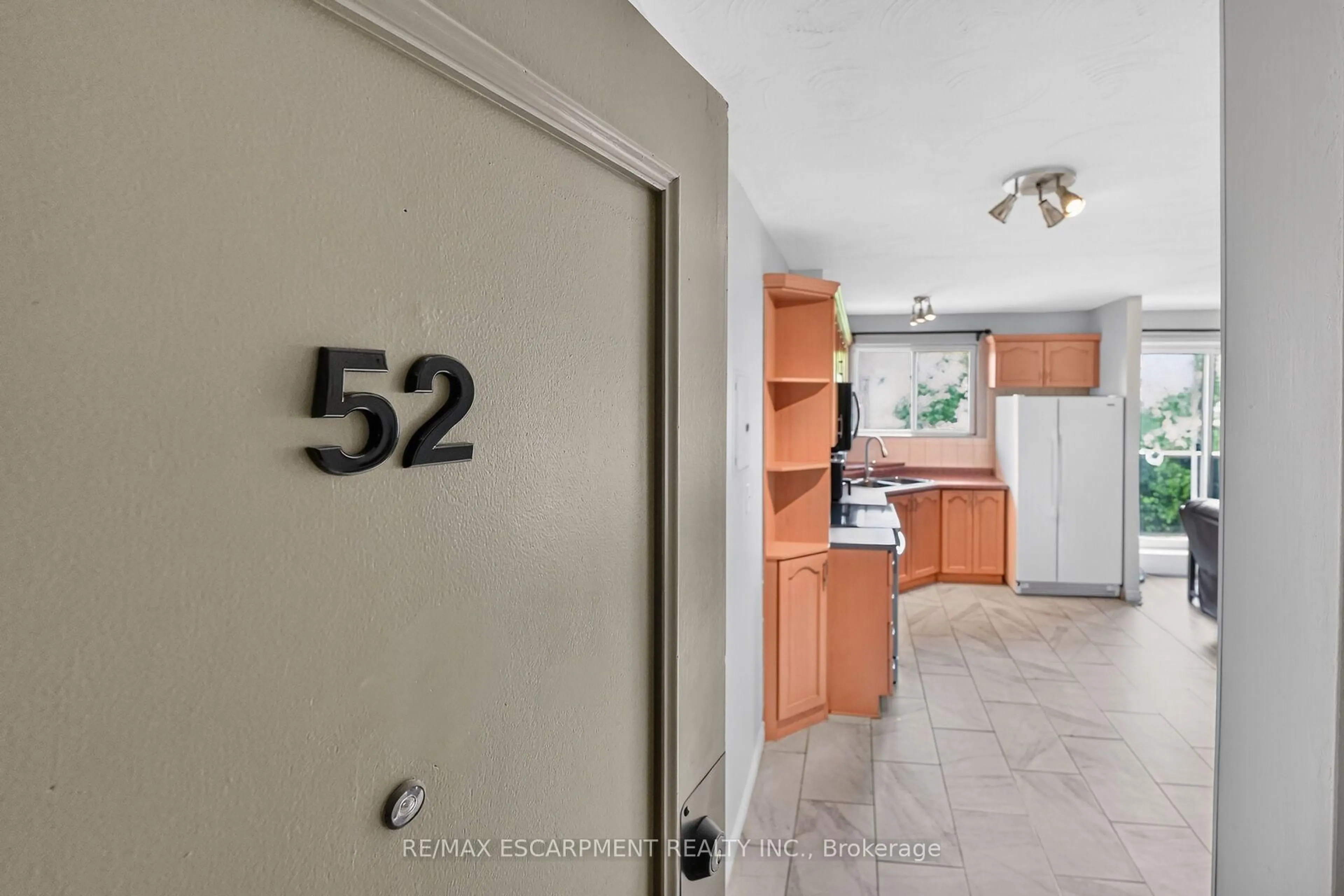 Indoor entryway for 2373 King St #52, Hamilton Ontario L8K 1X9