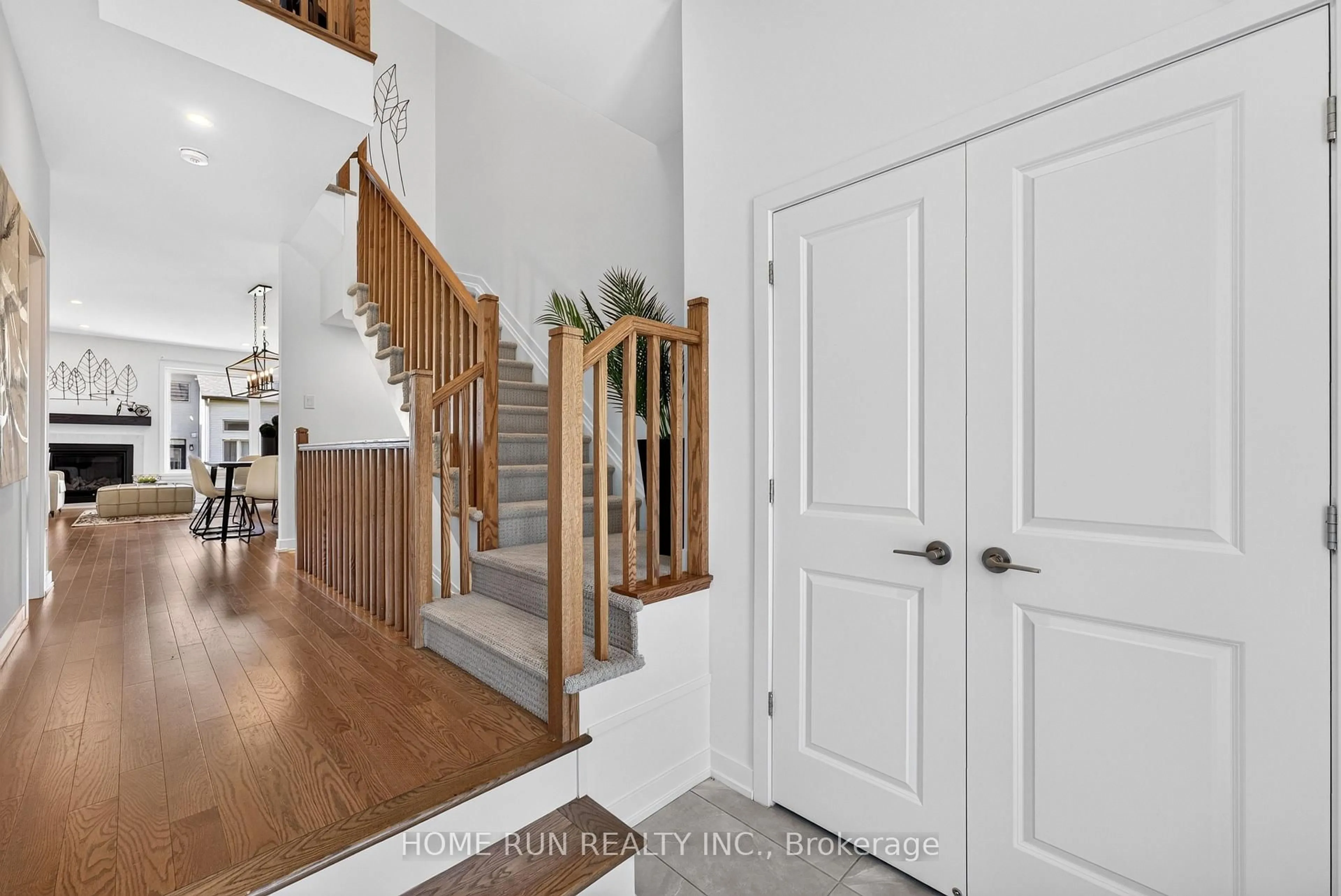 Indoor entryway for 216 Trumpeter Acre, Ottawa Ontario K4M 0N8