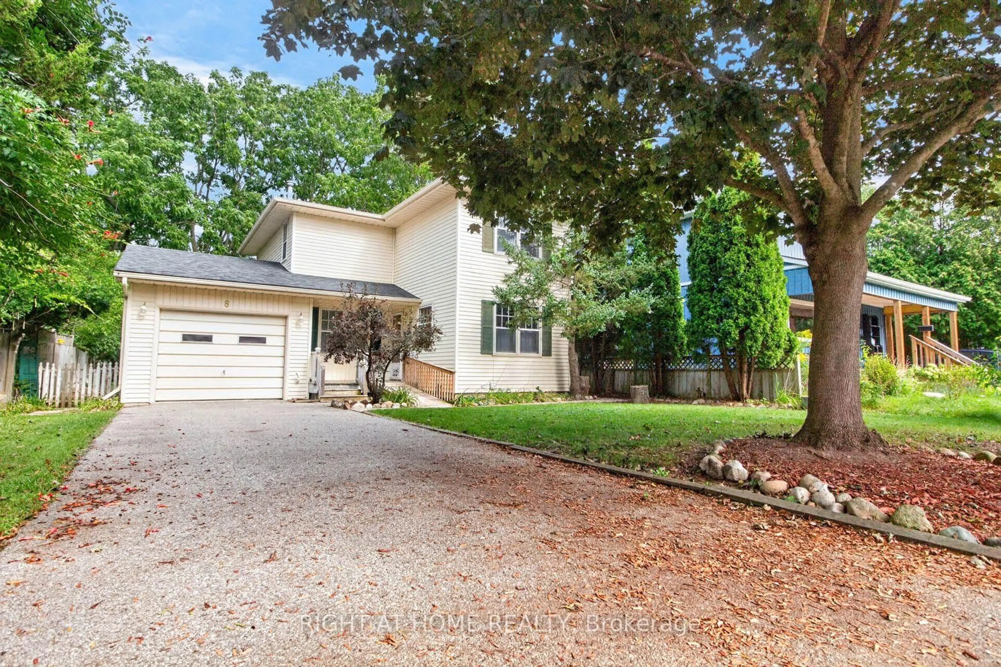 Unknown for 8 Amelia St, Brant Ontario N3L 1Z3