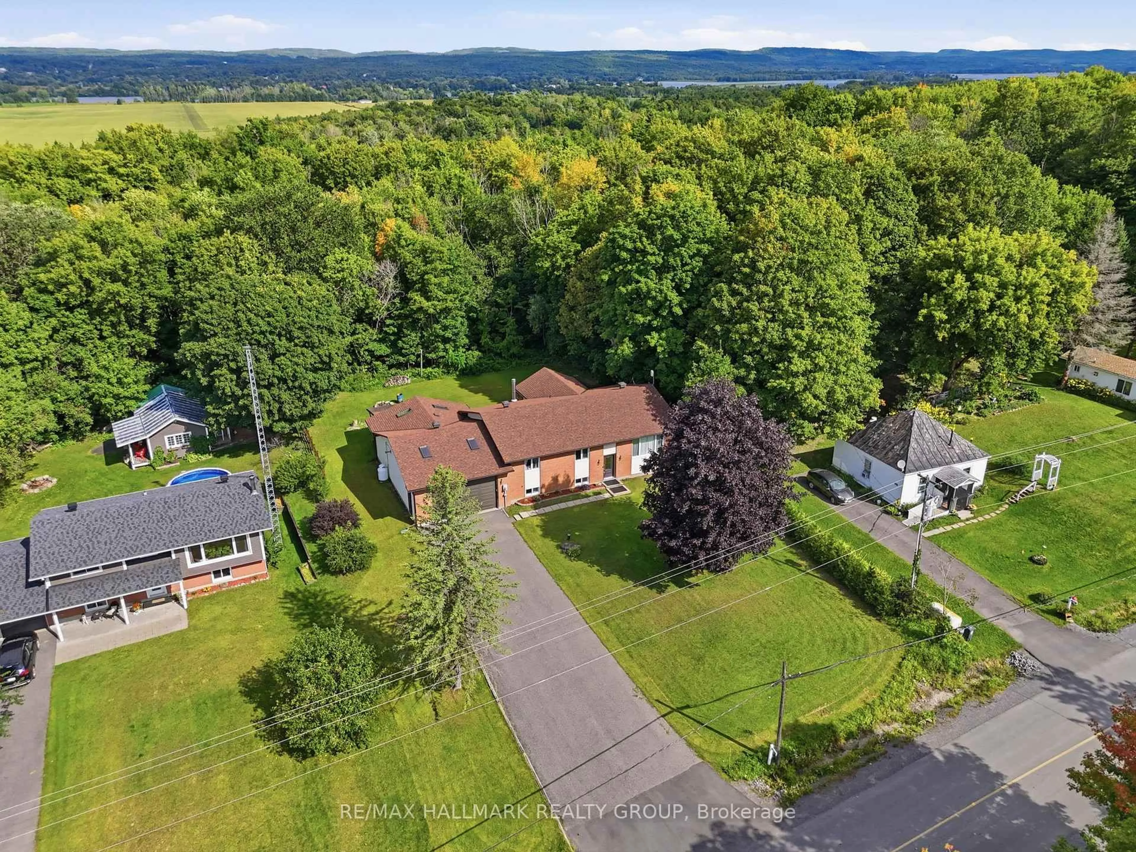 A pic from outside/outdoor area/front of a property/back of a property/a pic from drone, unknown for 601 LAKE GEORGE Rd, Alfred and Plantagenet Ontario K0B 1L0