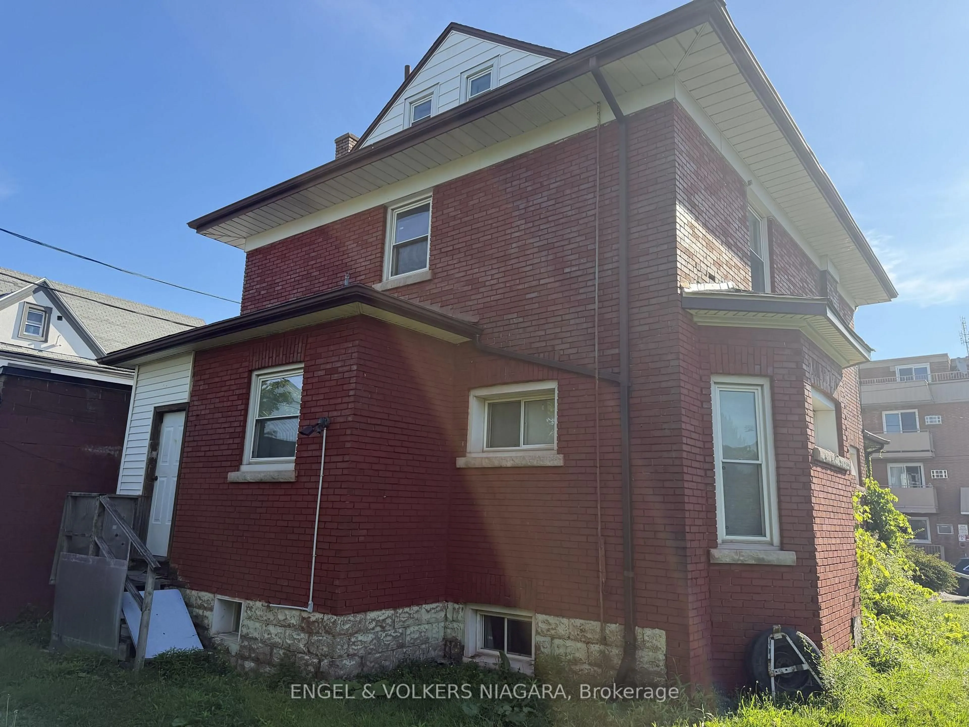 Home with brick exterior material, building for 4689 Crysler Ave, Niagara Falls Ontario L2E 3V7