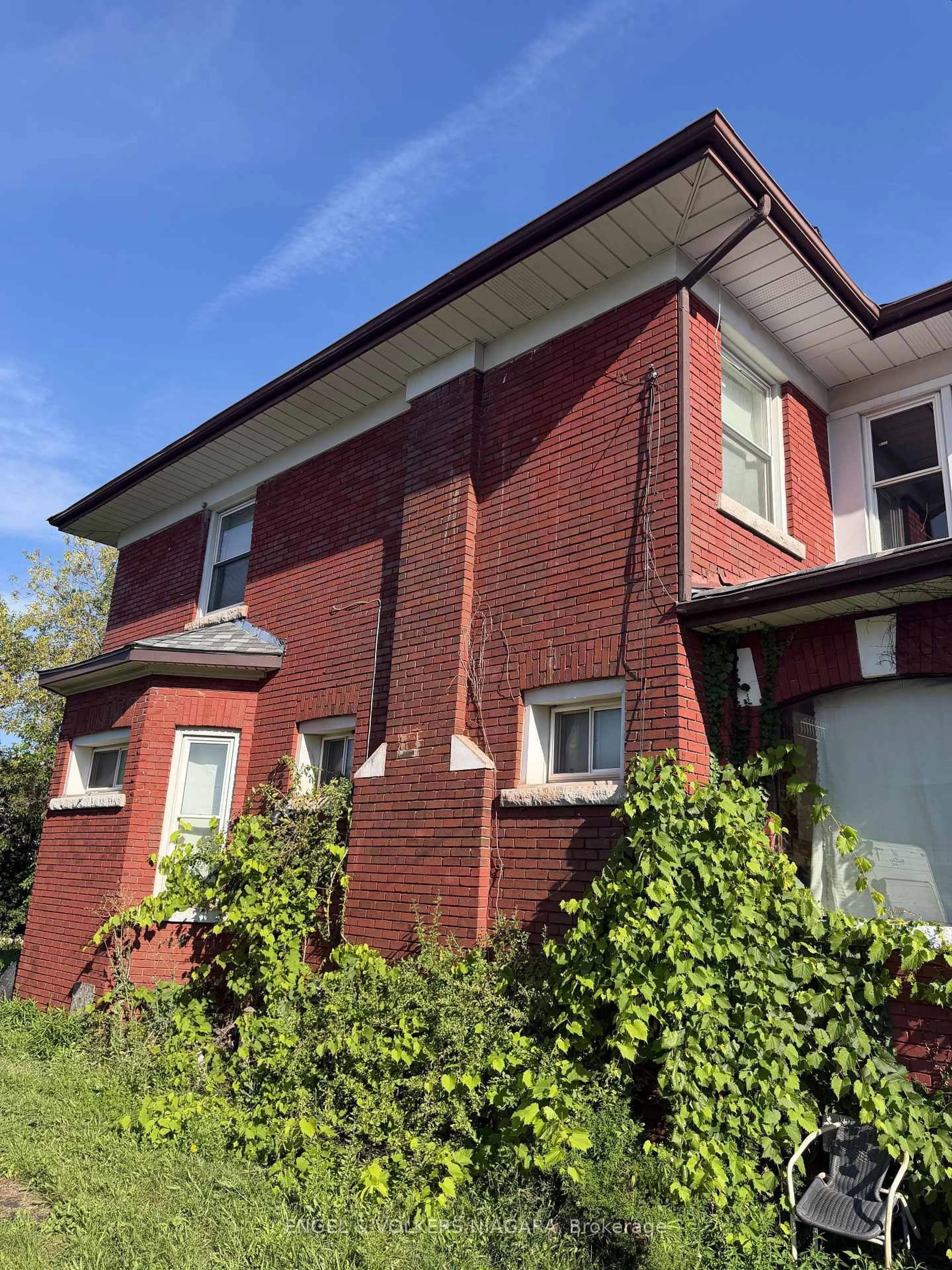 Home with brick exterior material, building for 4689 Crysler Ave, Niagara Falls Ontario L2E 3V7