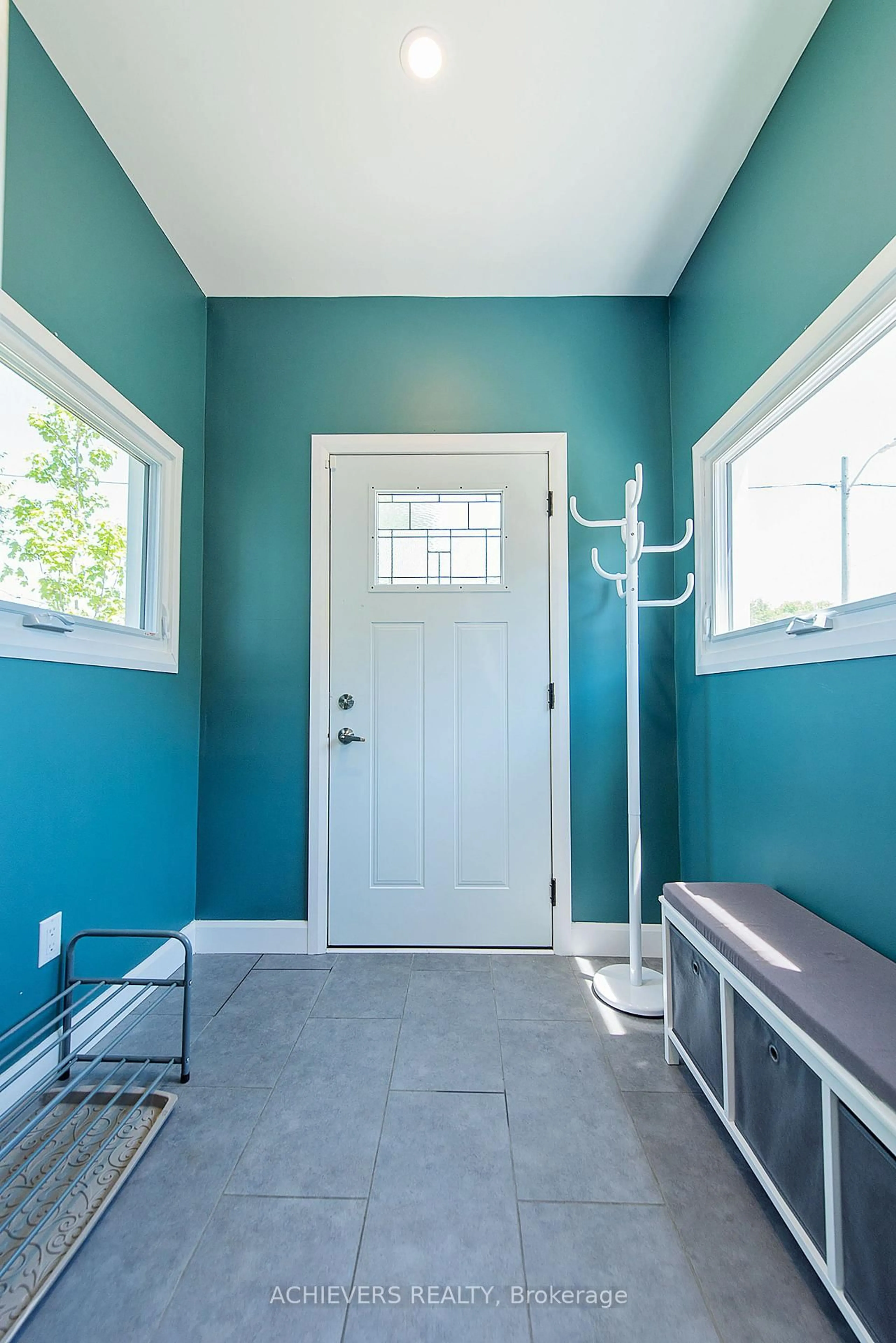 Indoor entryway for 9 Pearl St, London East Ontario N5Z 1X1