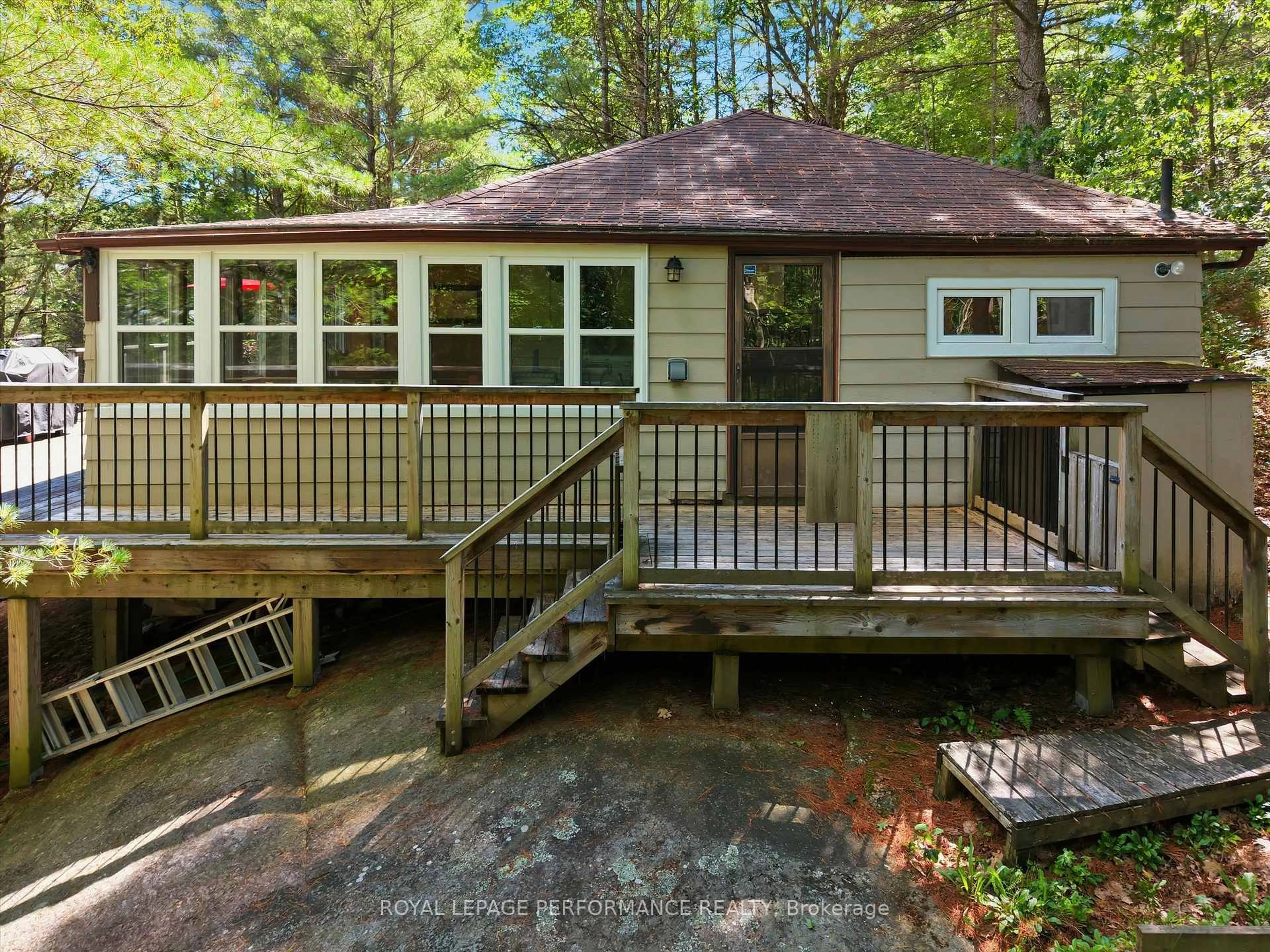 Home with vinyl exterior material, water/lake/river/ocean view for 9596 Go Home Lake Shore, Georgian Bay Ontario P0E 1E0