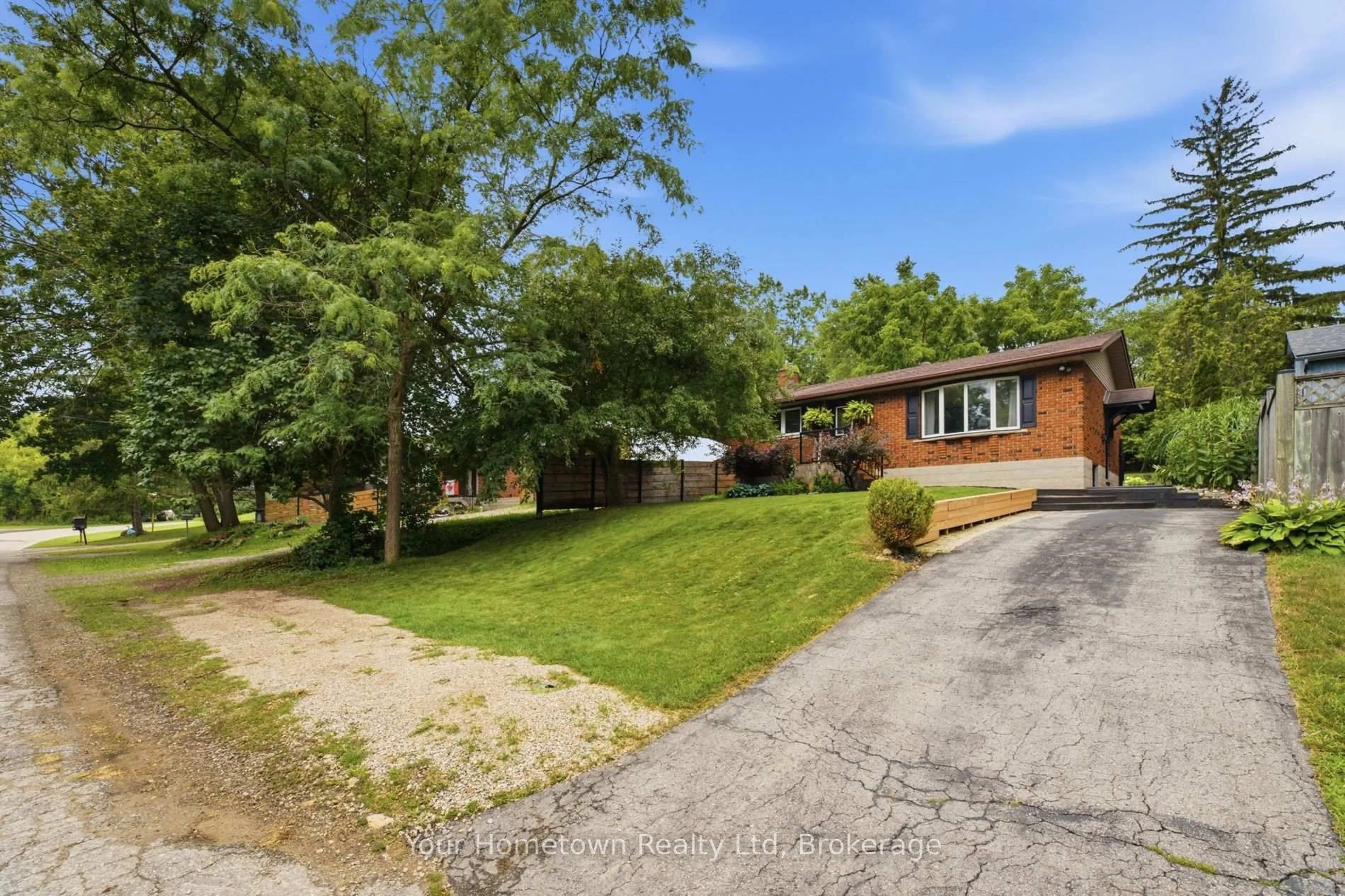 A pic from outside/outdoor area/front of a property/back of a property/a pic from drone, street for 575 Blair St, Centre Wellington Ontario N1M 1S5