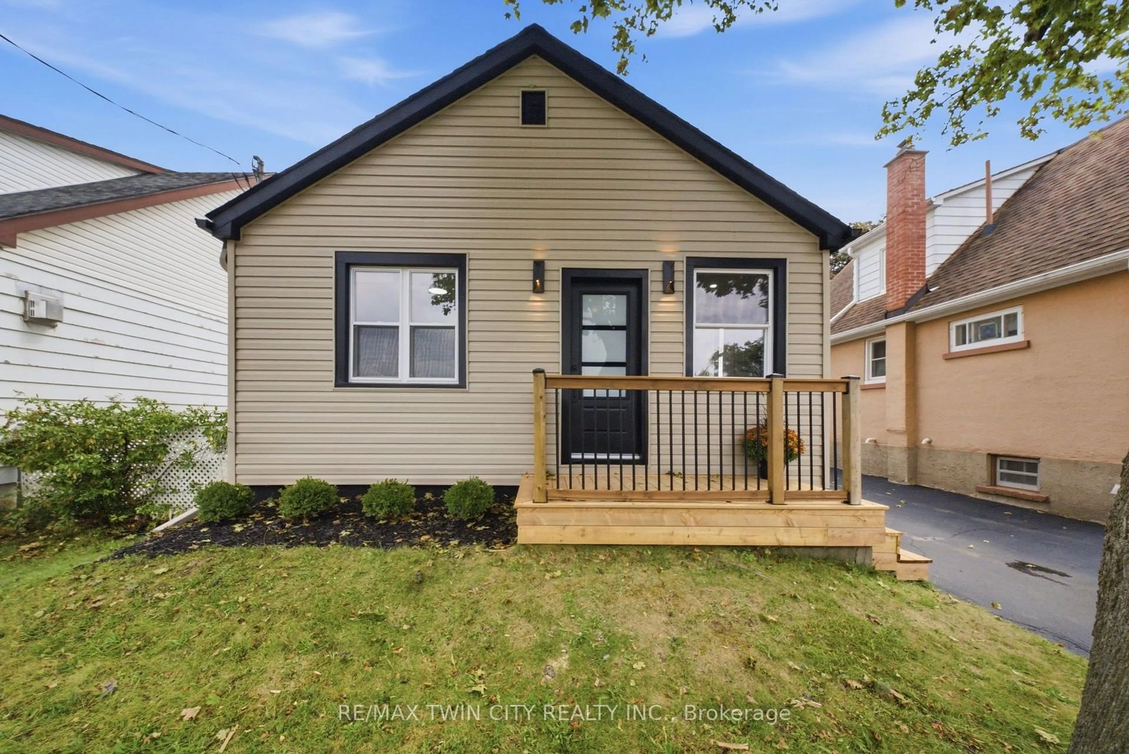 Home with vinyl exterior material, street for 77 Abigail Ave, Brantford Ontario N3R 4S4