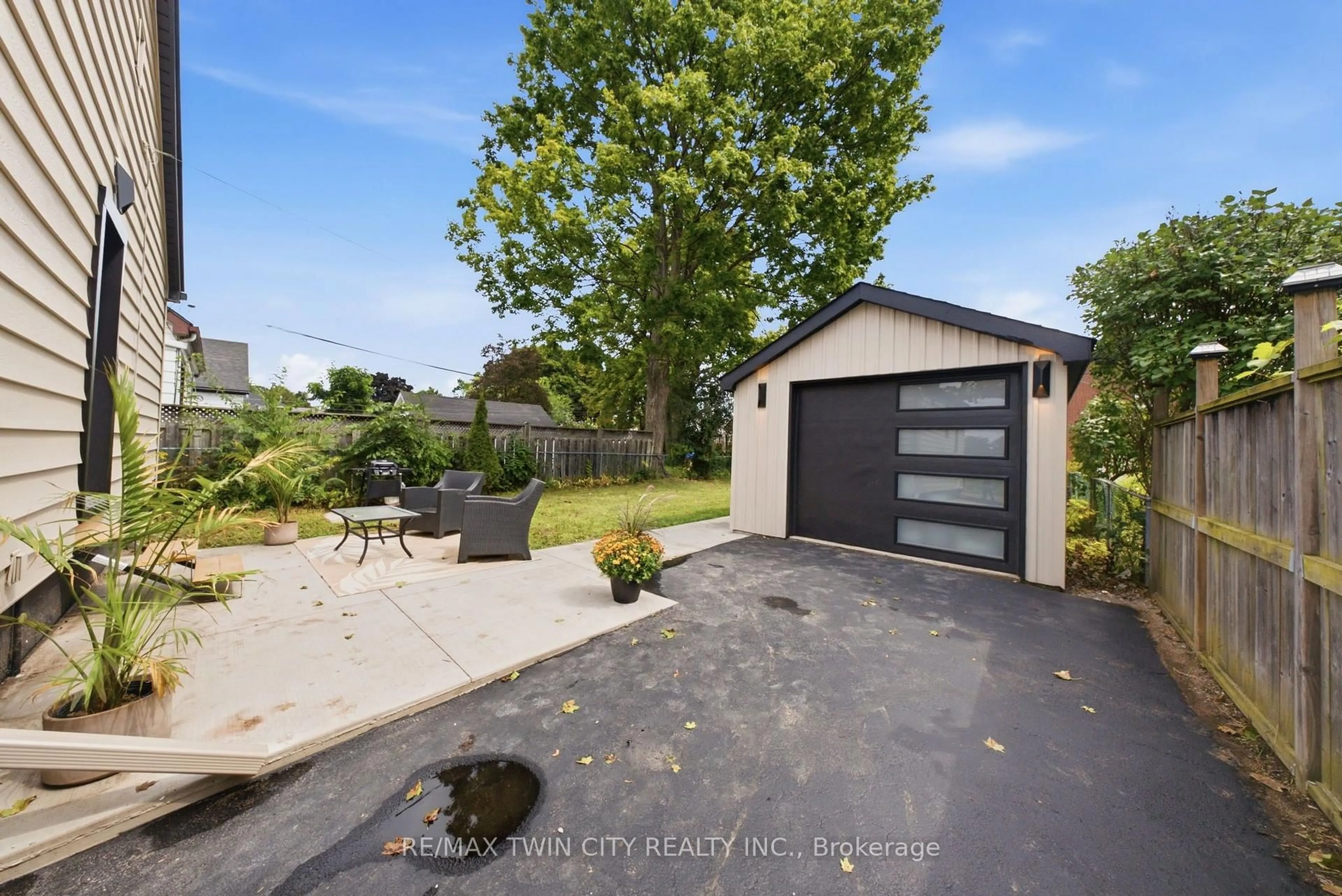 A pic from outside/outdoor area/front of a property/back of a property/a pic from drone, street for 77 Abigail Ave, Brantford Ontario N3R 4S4