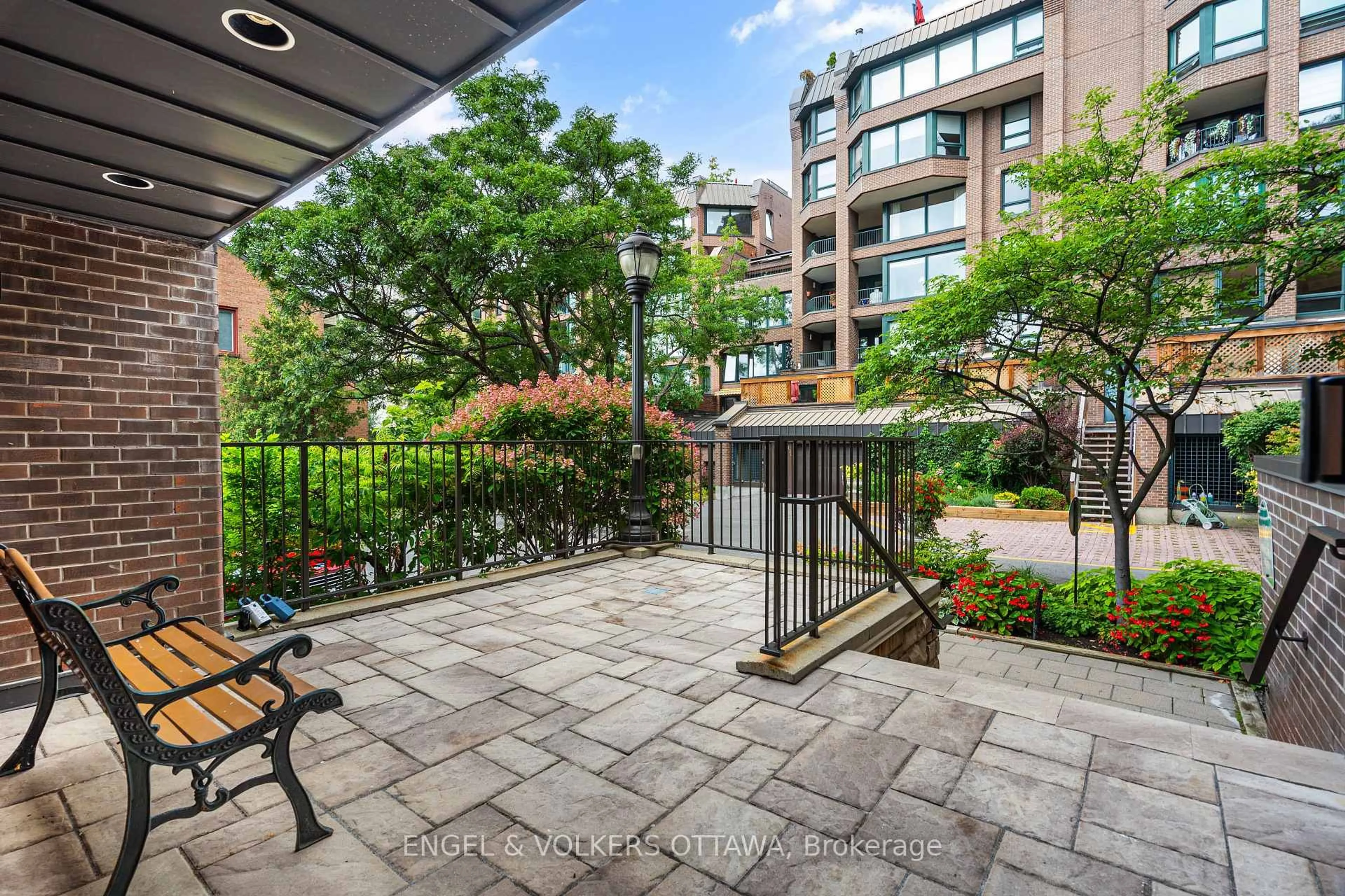 Patio, street for 135 Springfield Rd #5, Ottawa Ontario K1M 1C5