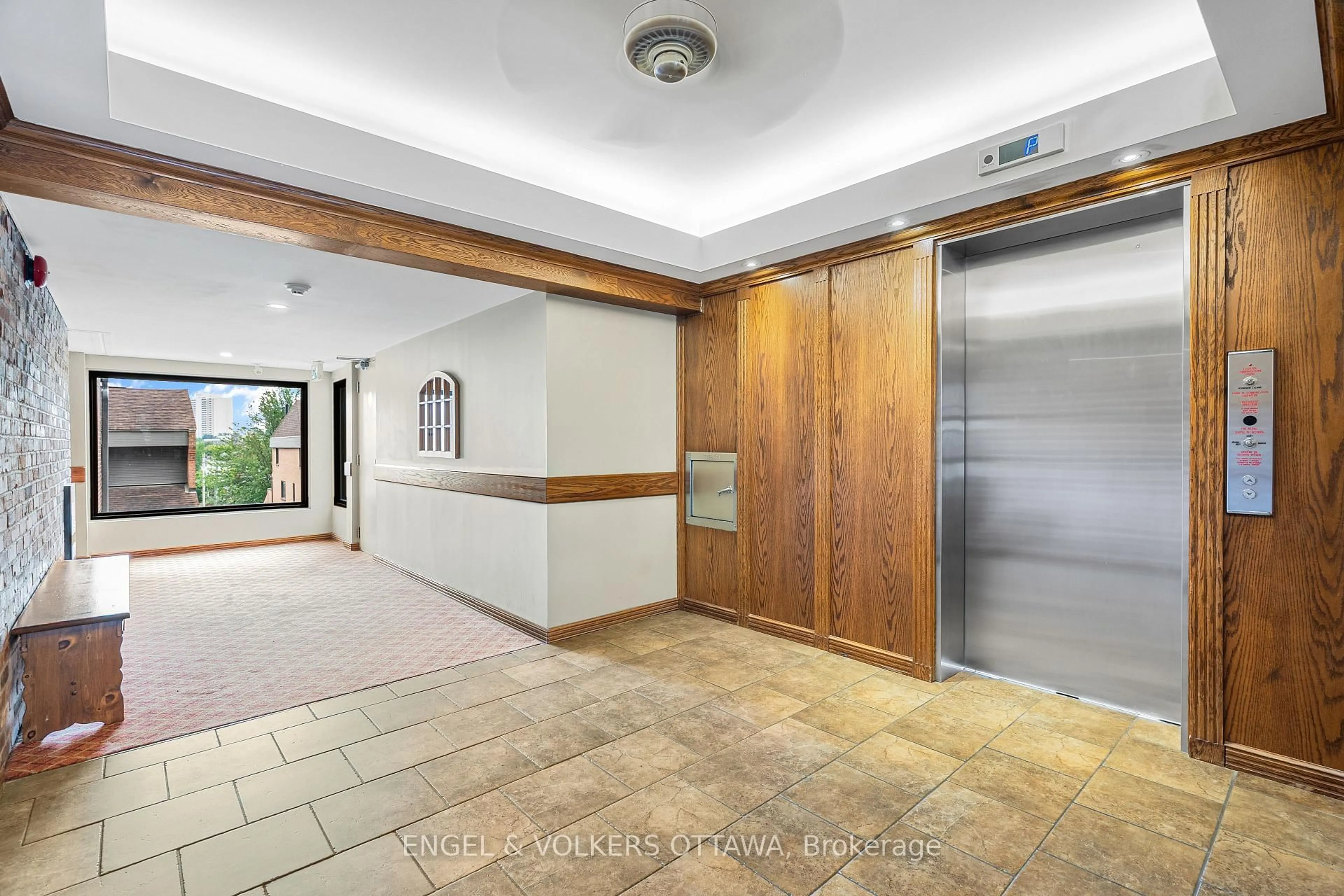Indoor foyer for 135 Springfield Rd #5, Ottawa Ontario K1M 1C5