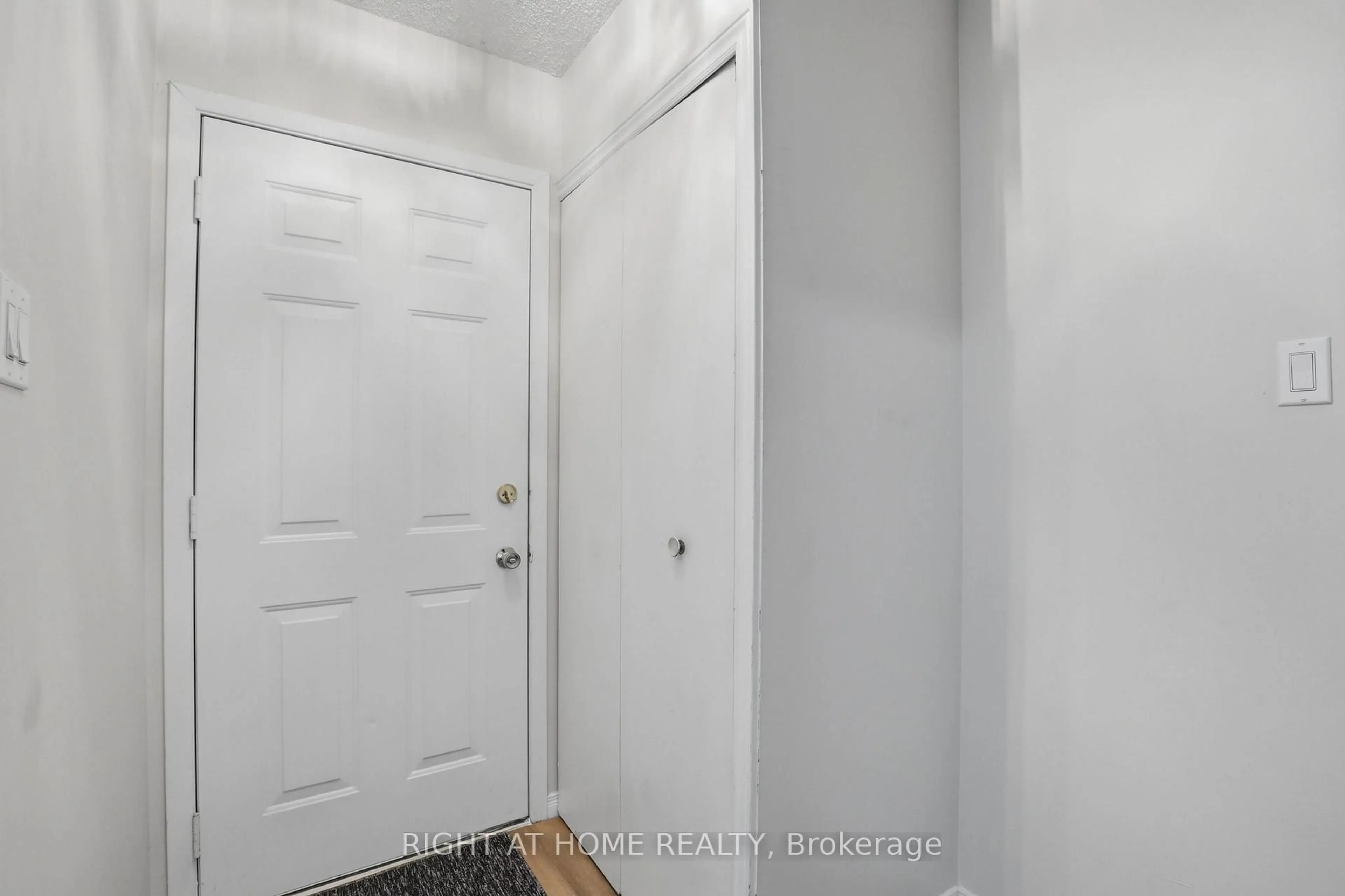 Indoor entryway for 320 Westminster Ave #62, London South Ontario N6C 5H5
